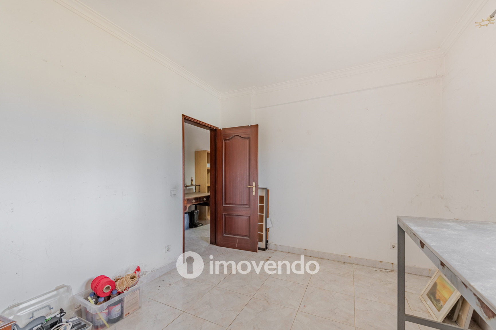 Moradia T4, com áreas amplas e jardim, em Faro