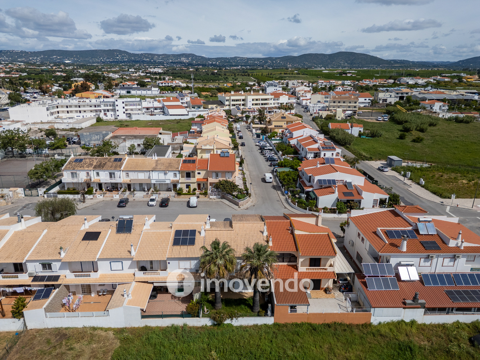 Moradia T4, com áreas amplas e jardim, em Faro