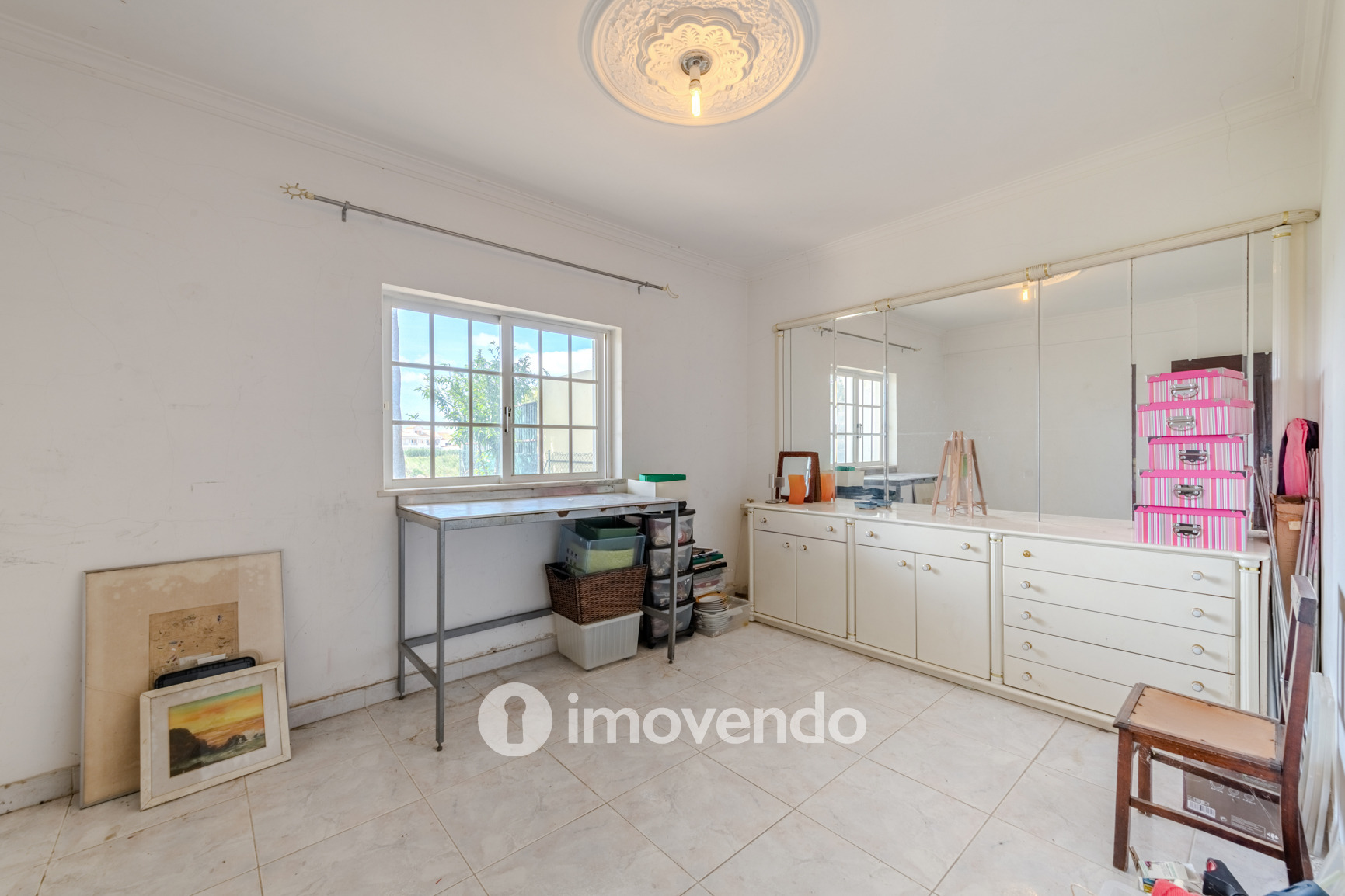 Moradia T4, com áreas amplas e jardim, em Faro