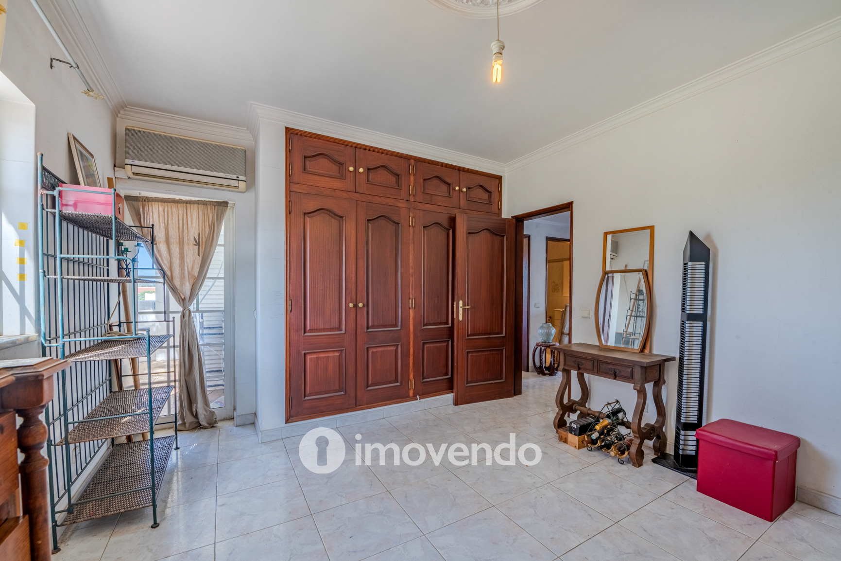Moradia T4, com áreas amplas e jardim, em Faro