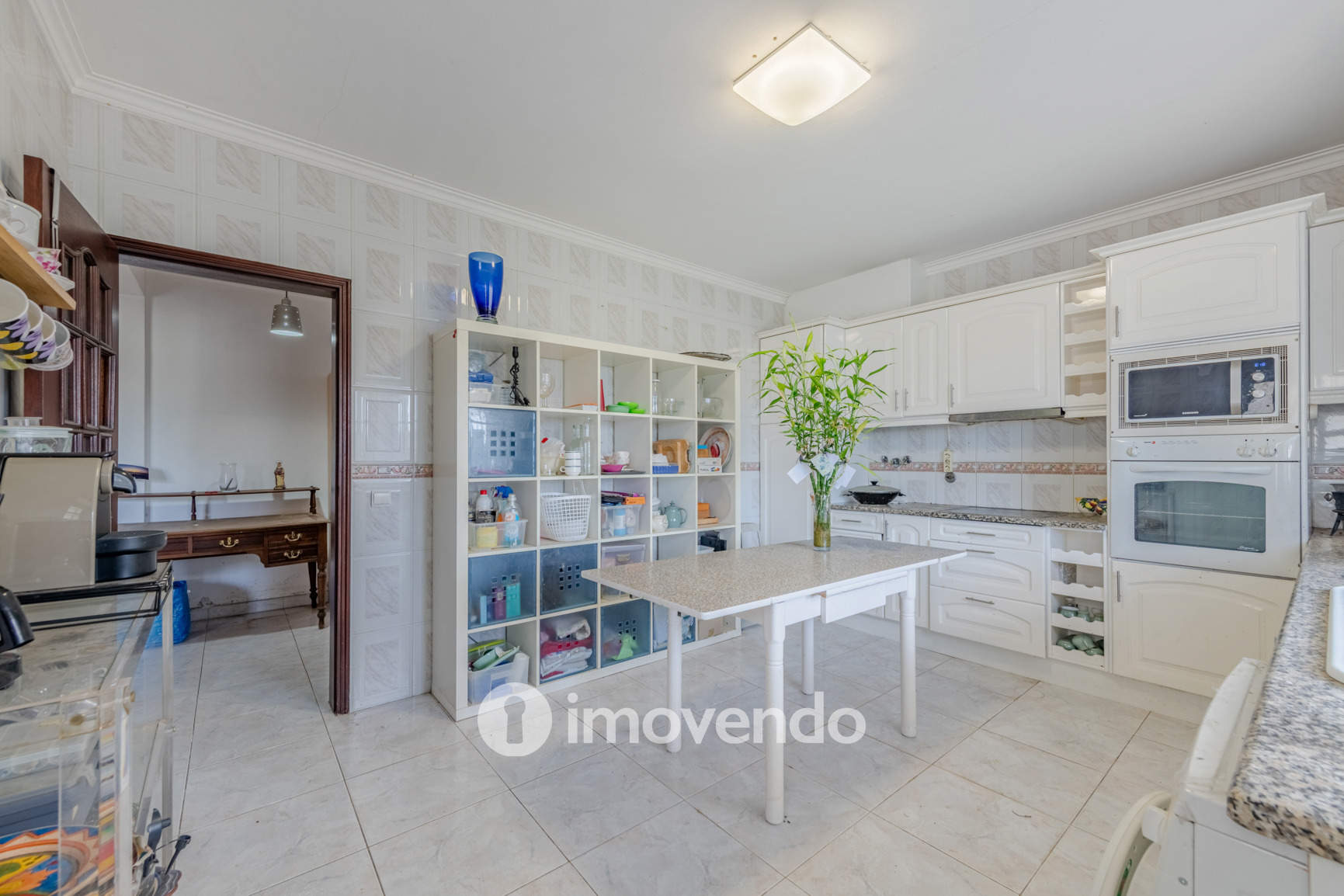 Moradia T4, com áreas amplas e jardim, em Faro