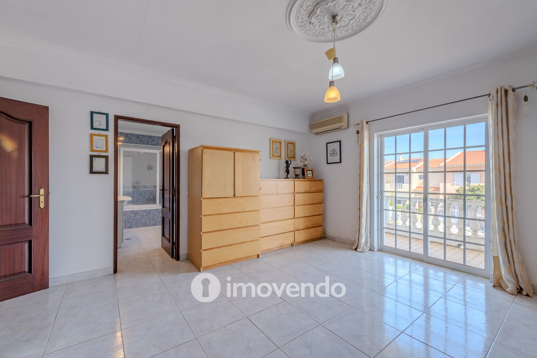 Moradia T4, com áreas amplas e jardim, em Faro