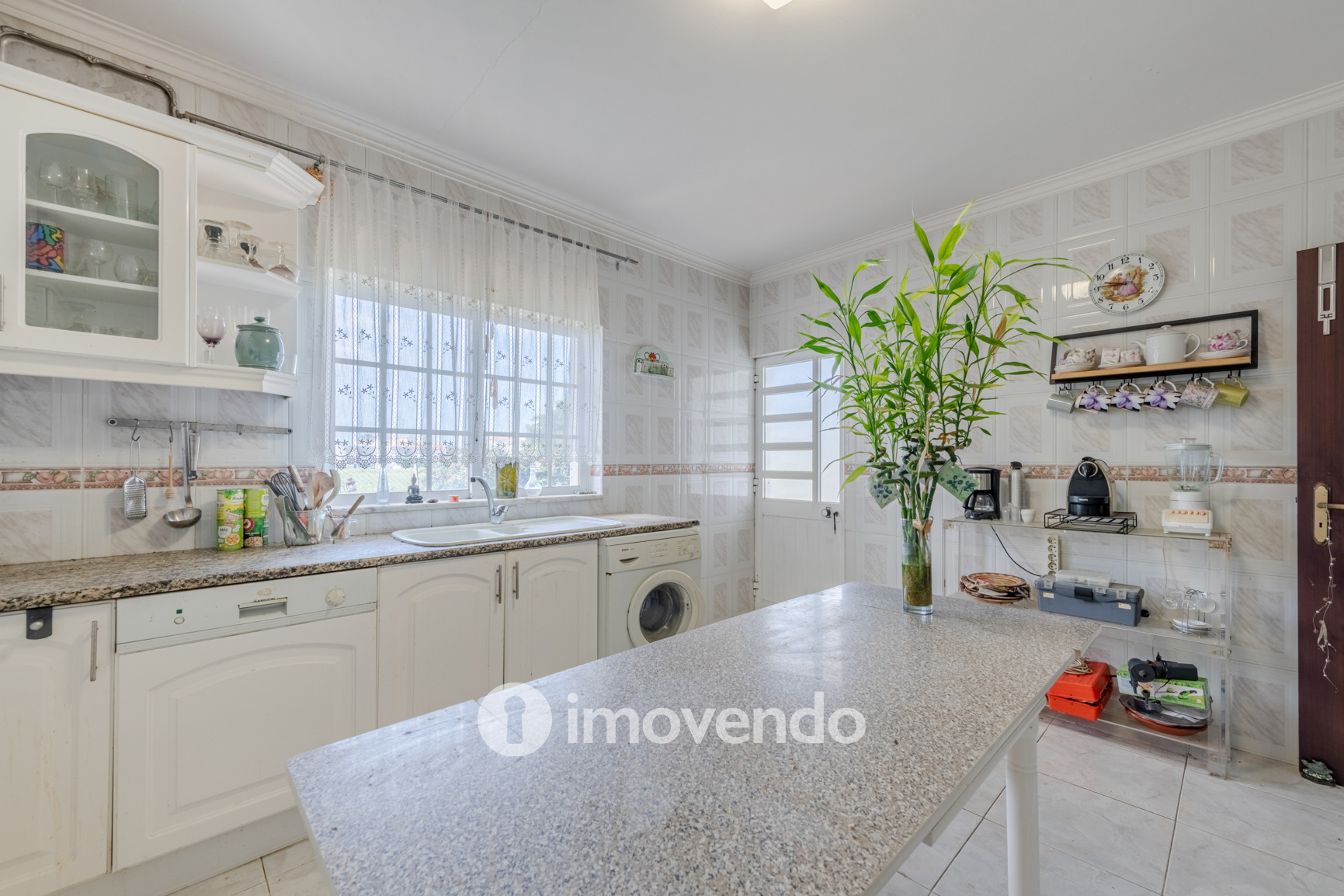 Moradia T4, com áreas amplas e jardim, em Faro