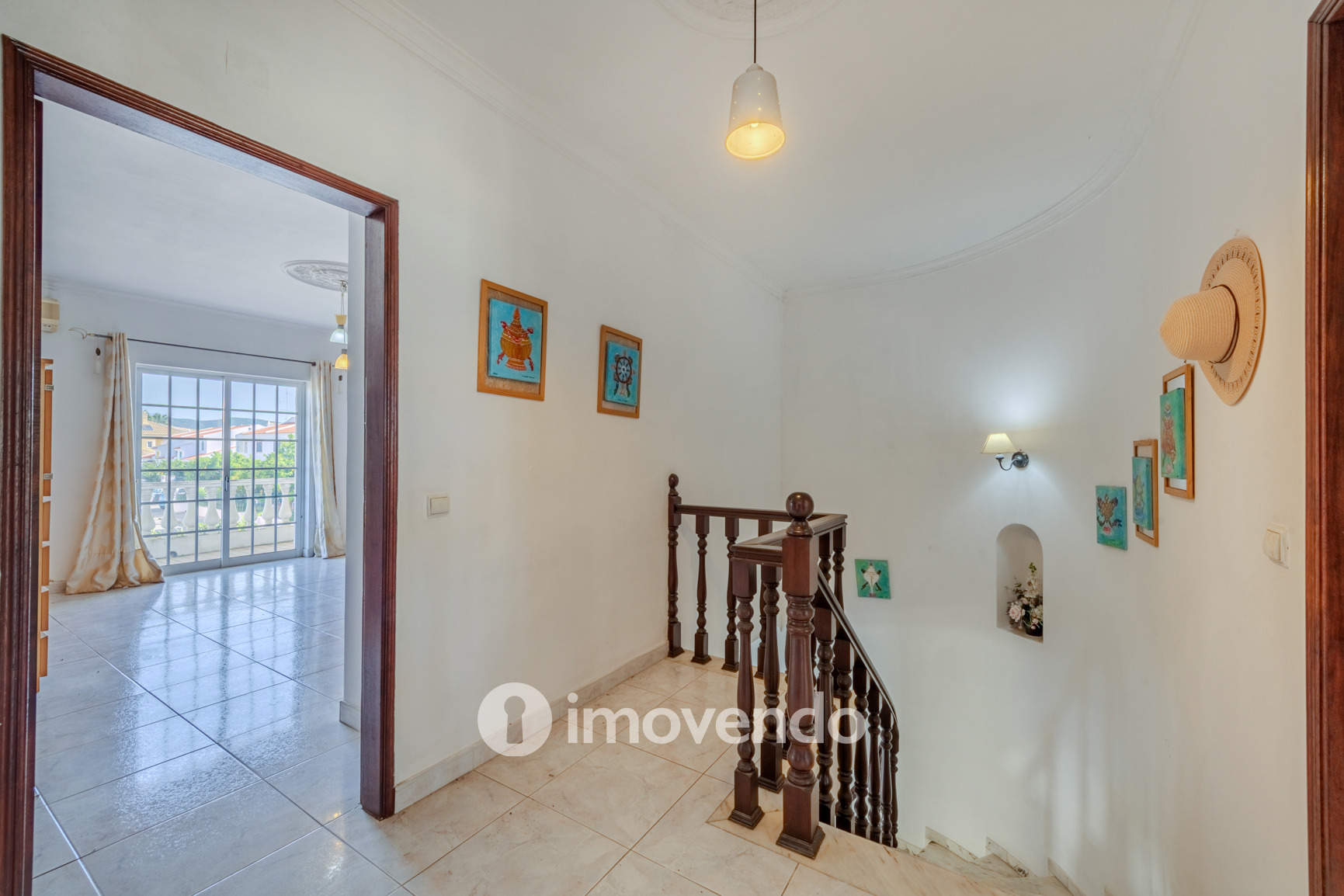 Moradia T4, com áreas amplas e jardim, em Faro