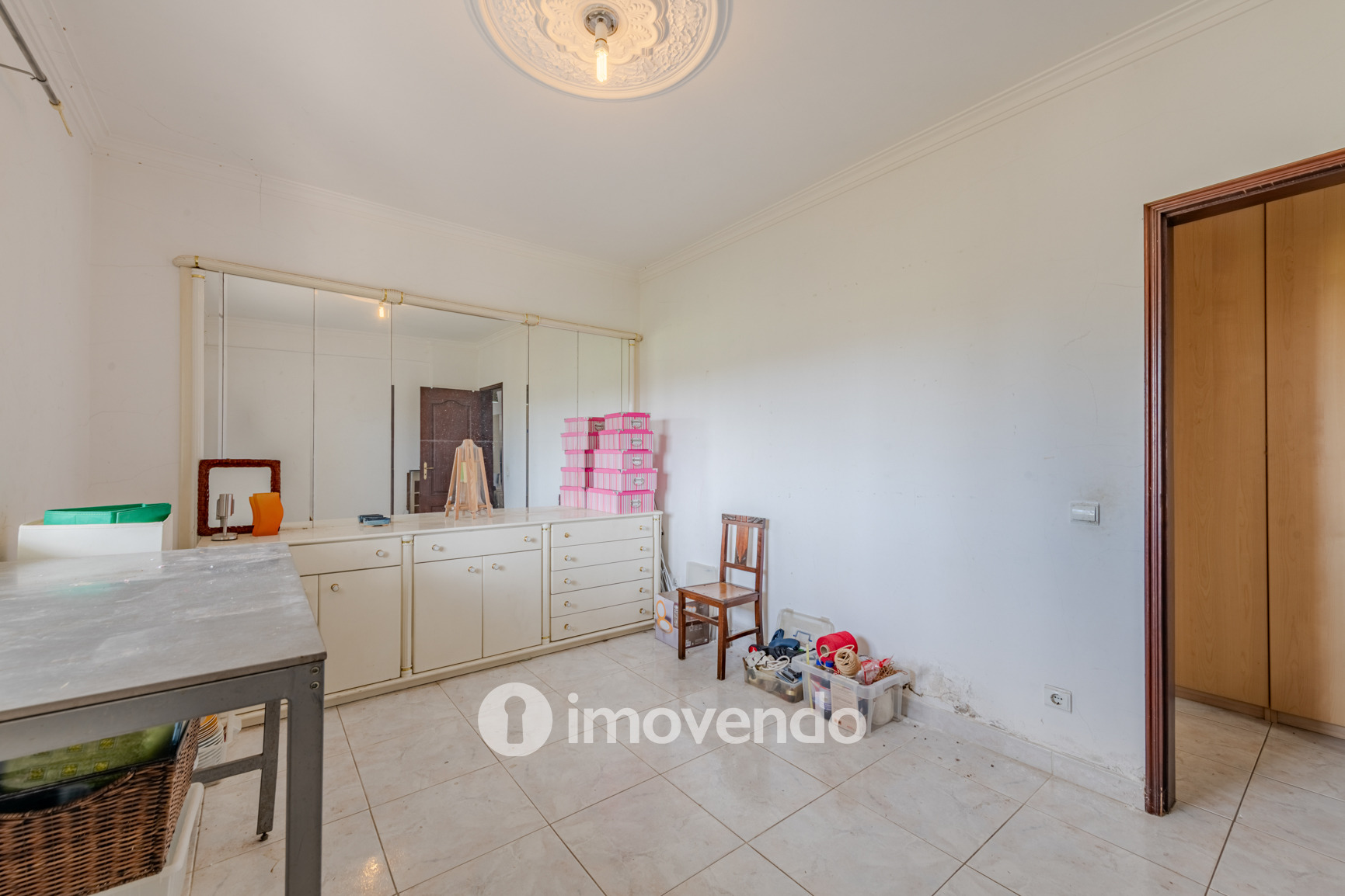 Moradia T4, com áreas amplas e jardim, em Faro