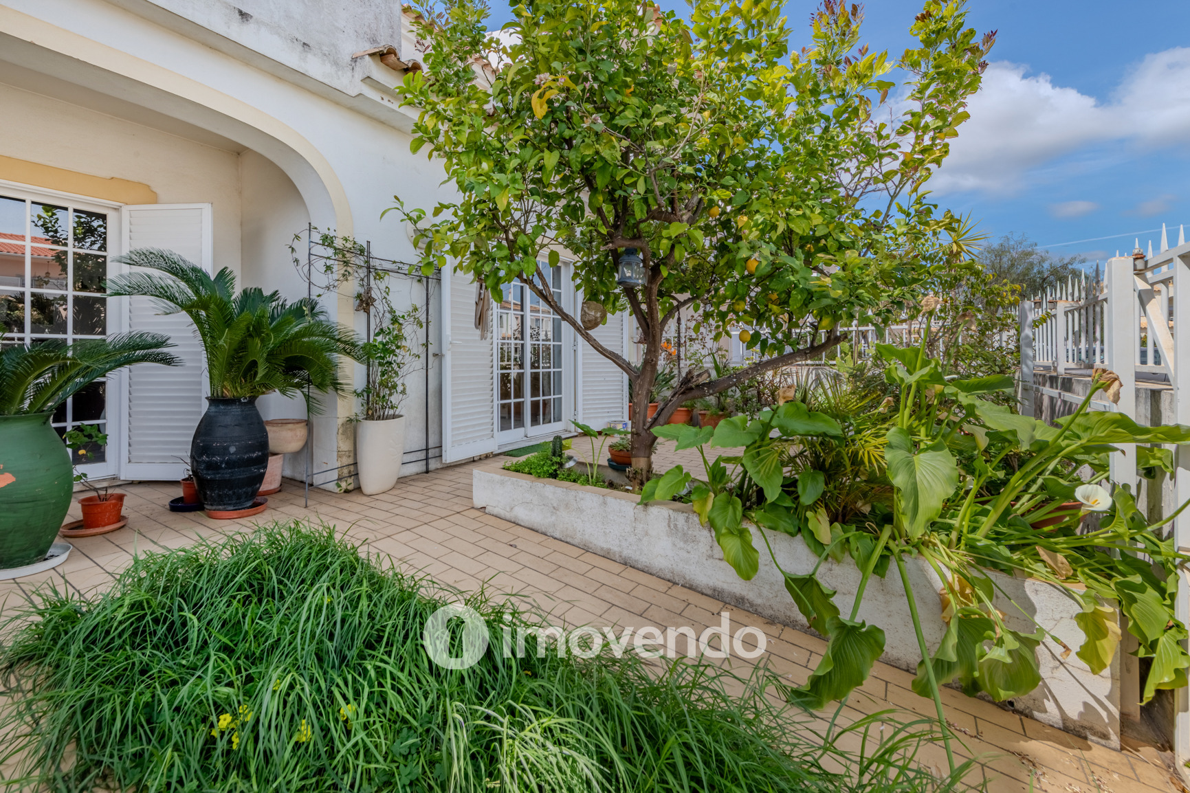 Moradia T4, com áreas amplas e jardim, em Faro