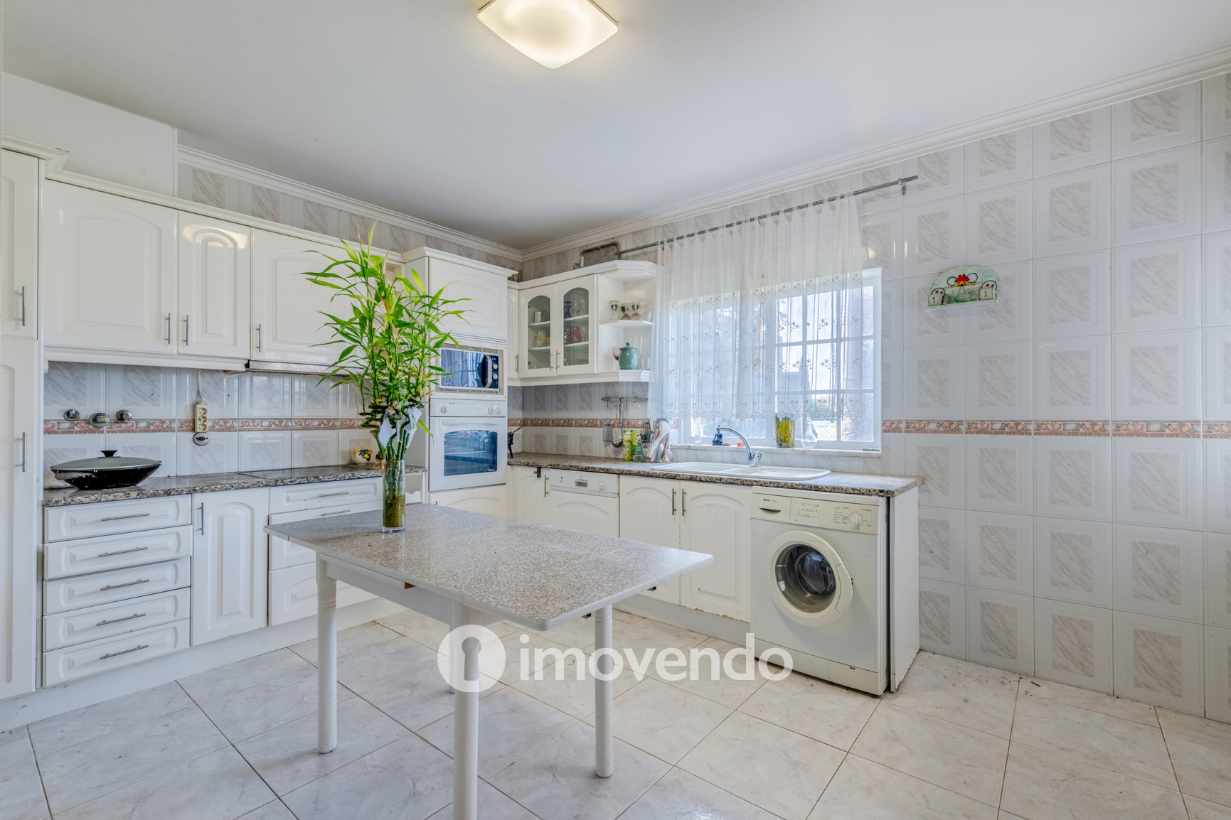 Moradia T4, com áreas amplas e jardim, em Faro
