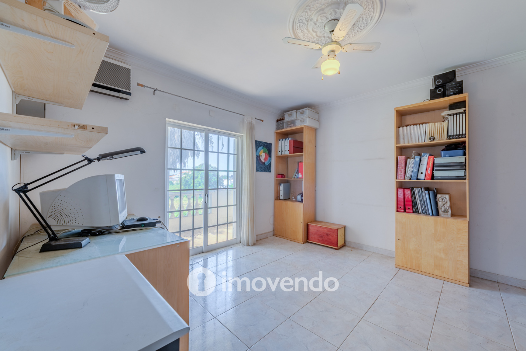 Moradia T4, com áreas amplas e jardim, em Faro
