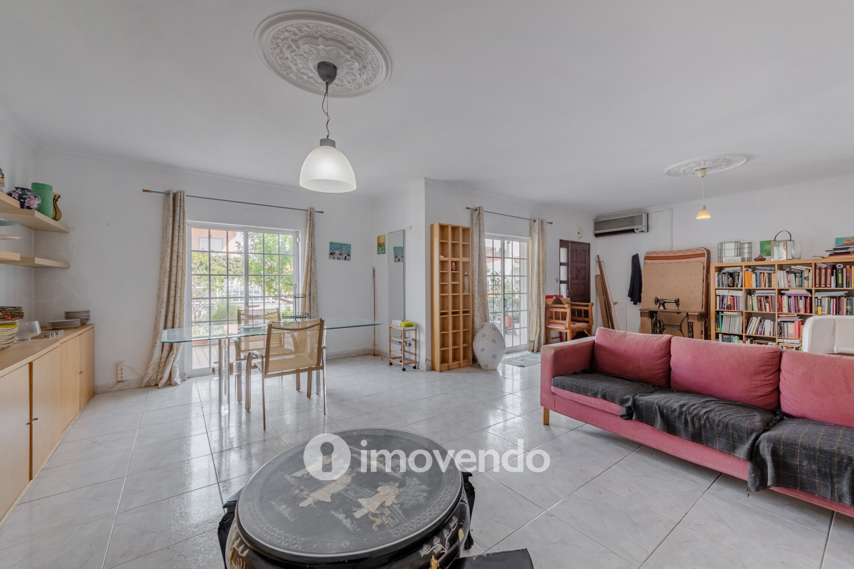 Moradia T4, com áreas amplas e jardim, em Faro