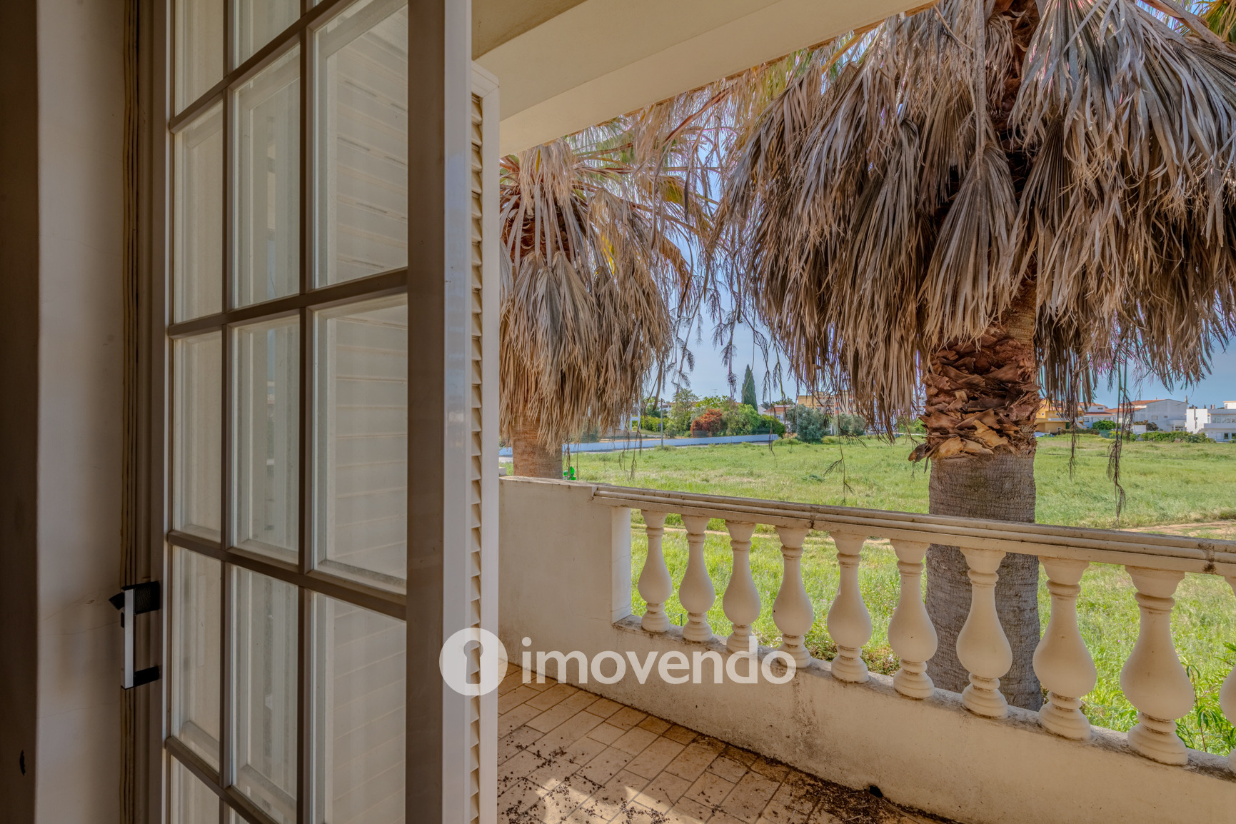 Moradia T4, com áreas amplas e jardim, em Faro