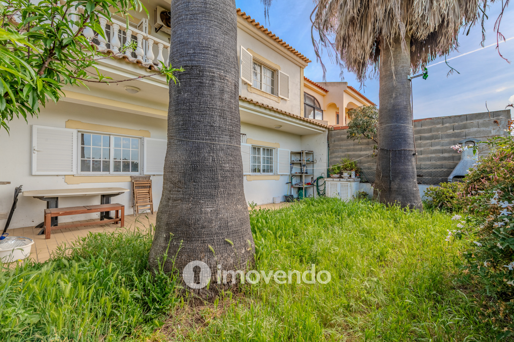 Moradia T4, com áreas amplas e jardim, em Faro