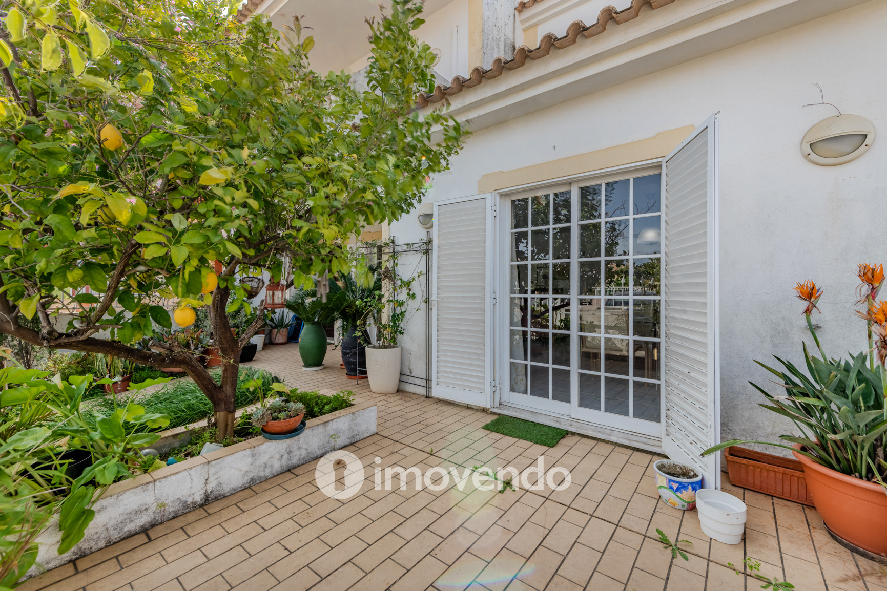 Moradia T4, com áreas amplas e jardim, em Faro