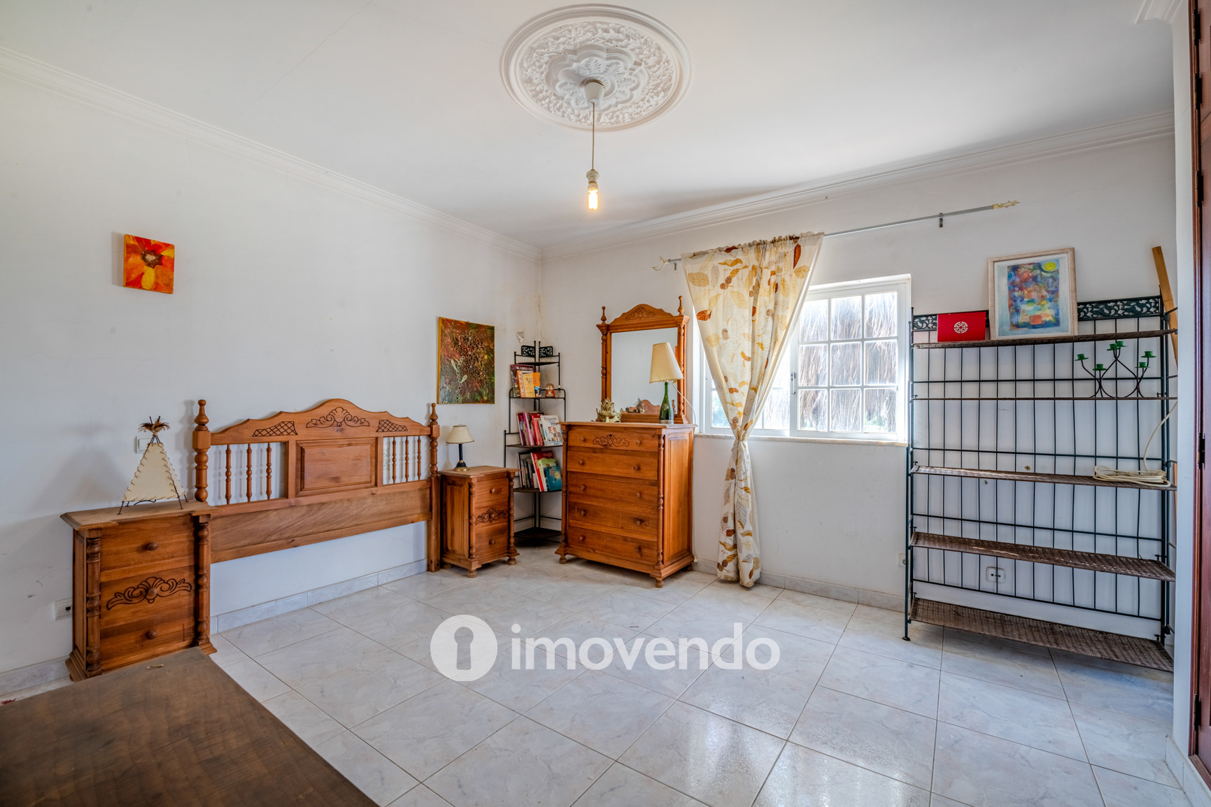Moradia T4, com áreas amplas e jardim, em Faro