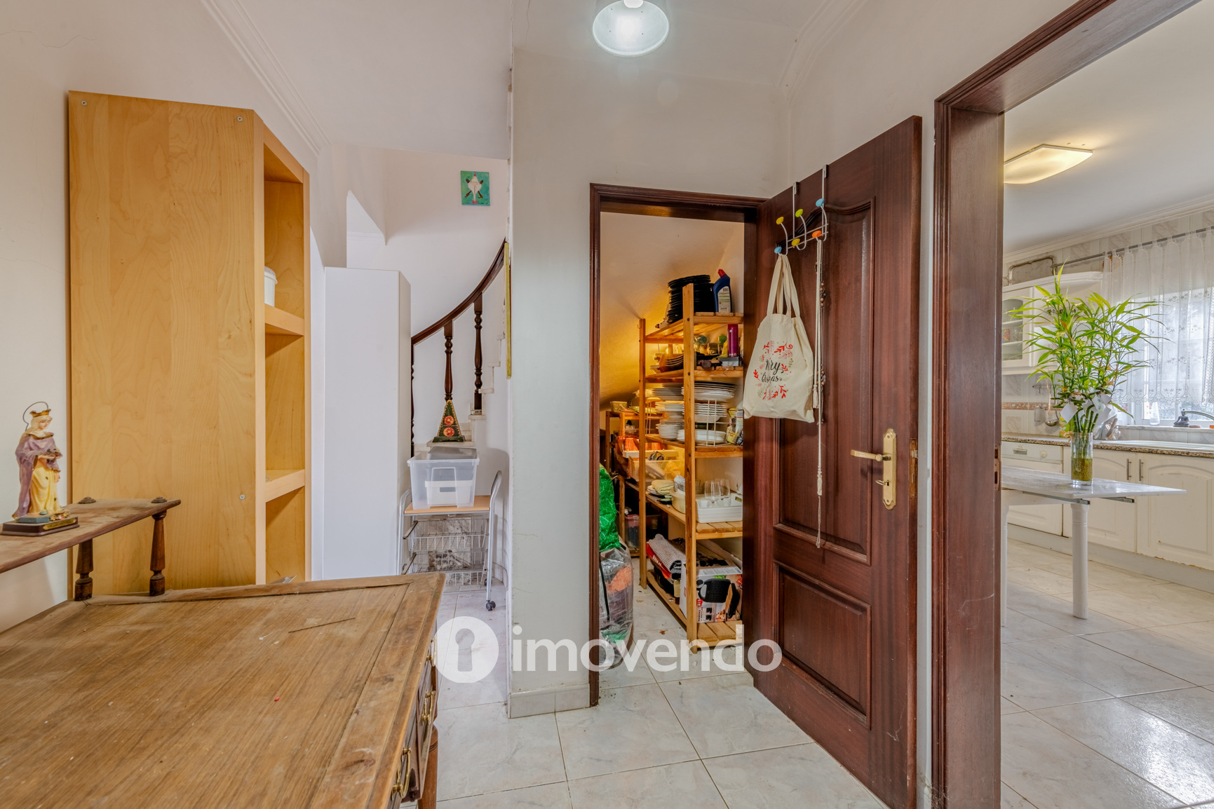 Moradia T4, com áreas amplas e jardim, em Faro