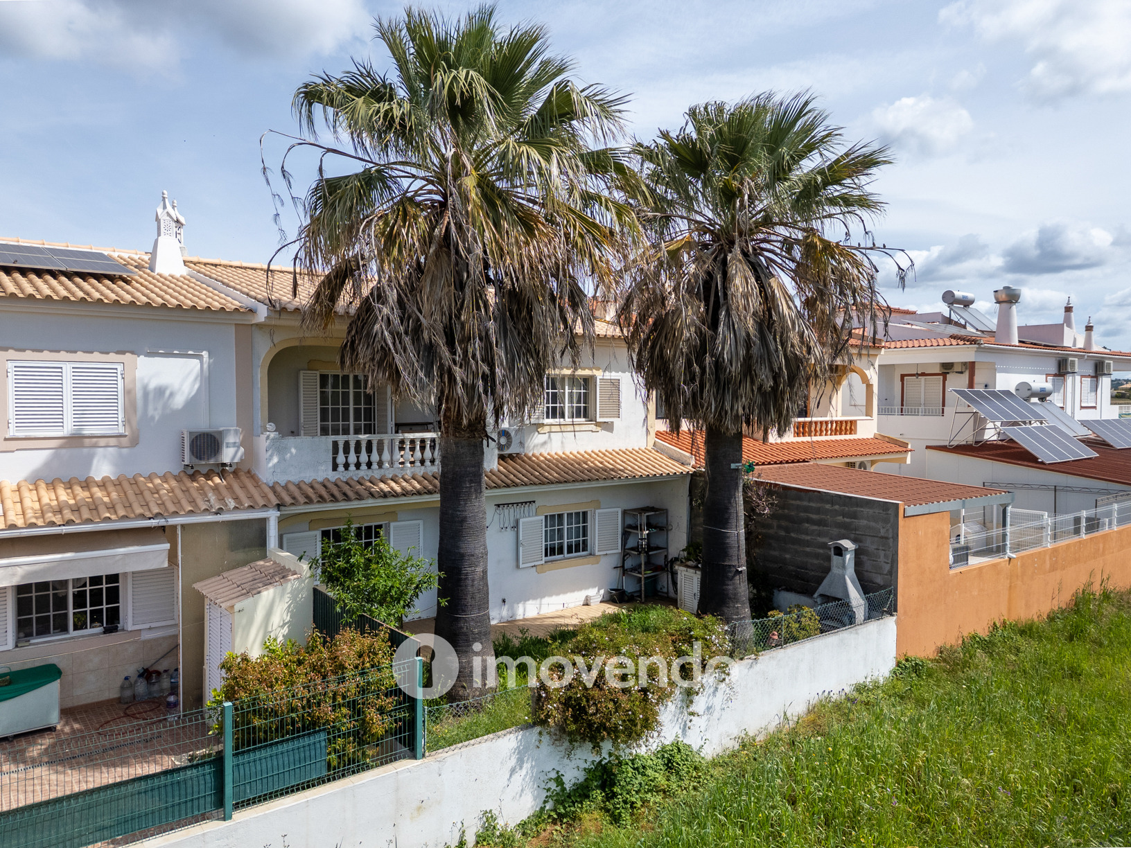 Moradia T4, com áreas amplas e jardim, em Faro