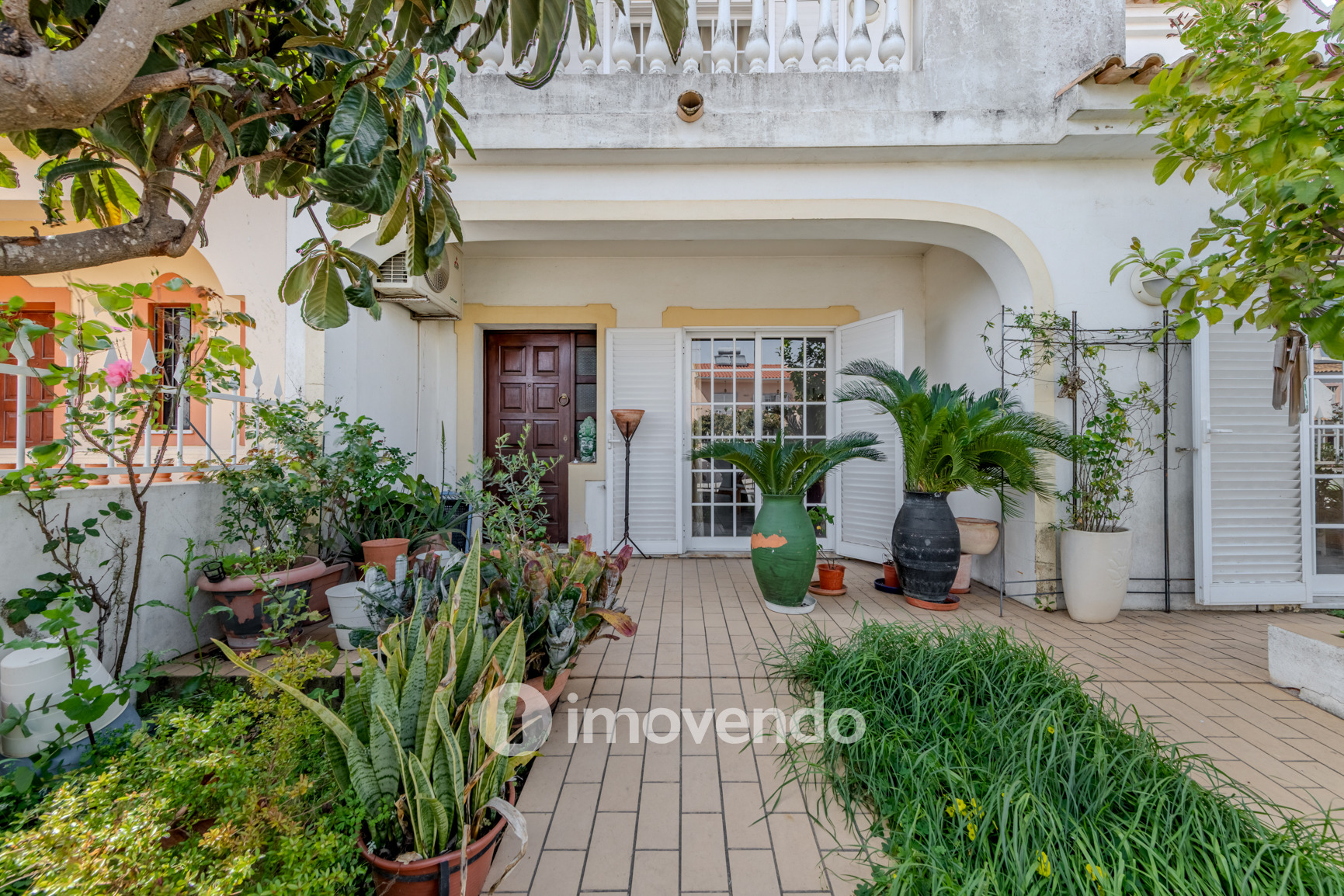 Moradia T4, com áreas amplas e jardim, em Faro