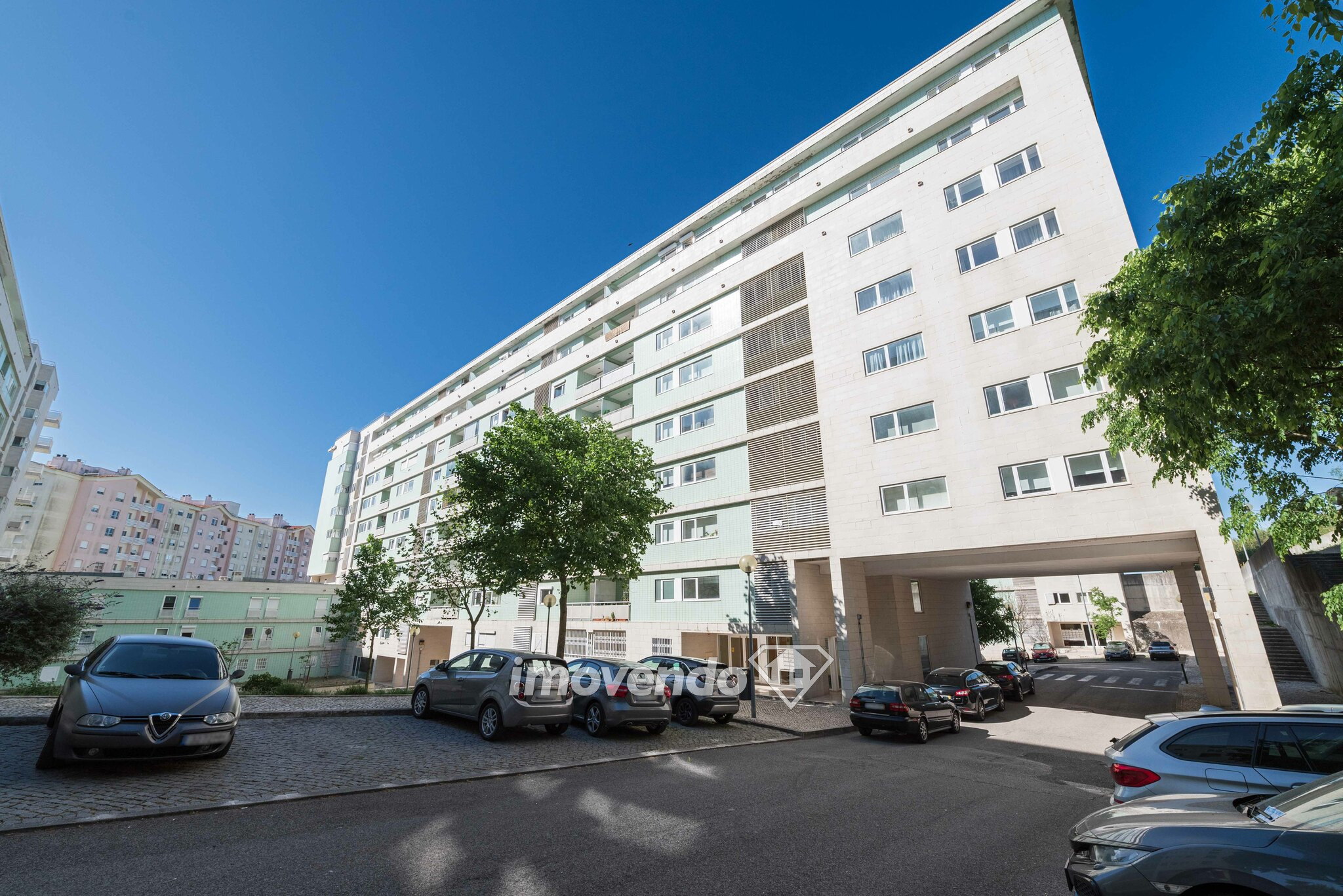 Apartamento T1, mobilado e com estacionamento, na Alta de Lisboa