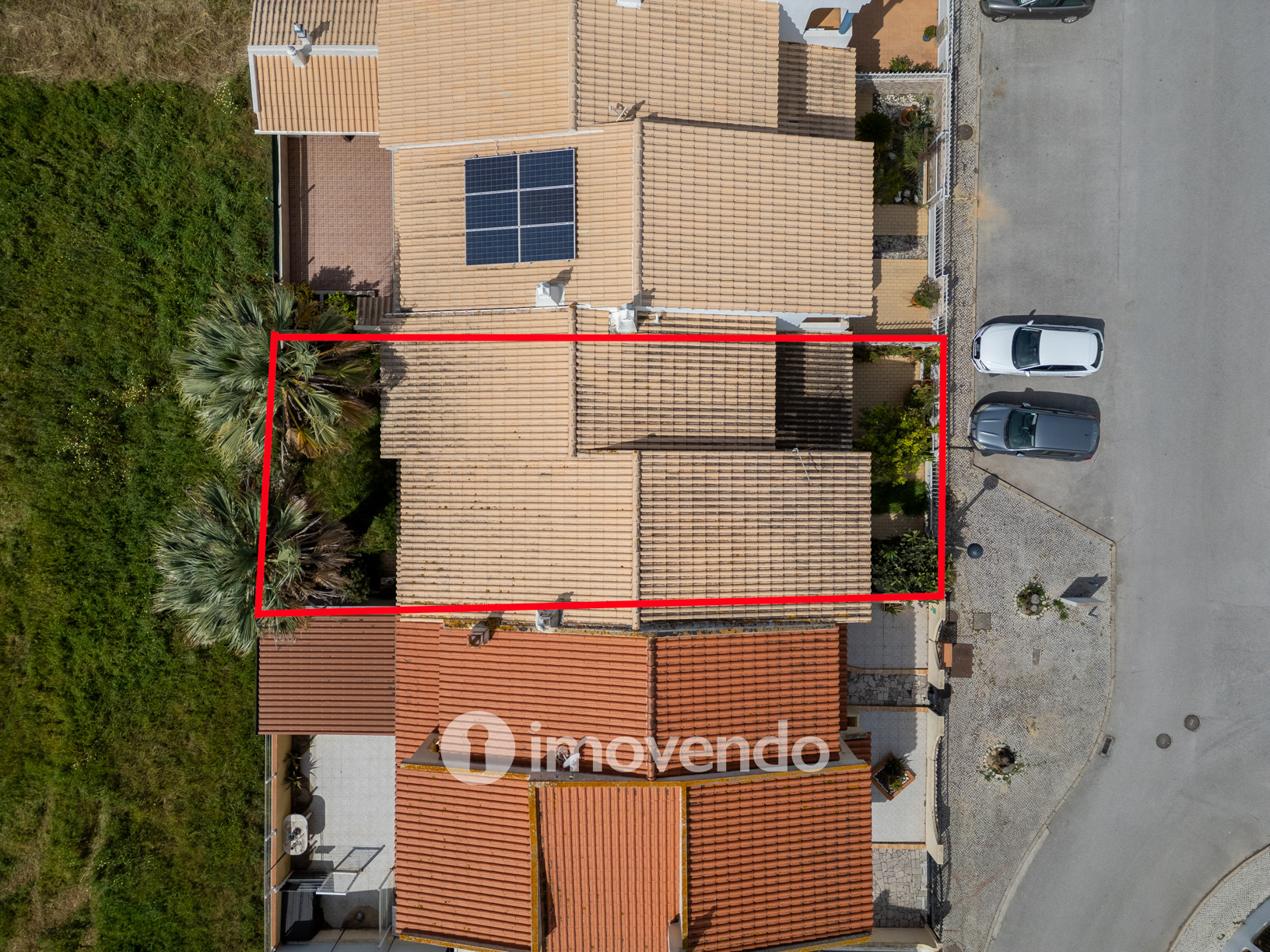 Moradia T4, com áreas amplas e jardim, em Faro