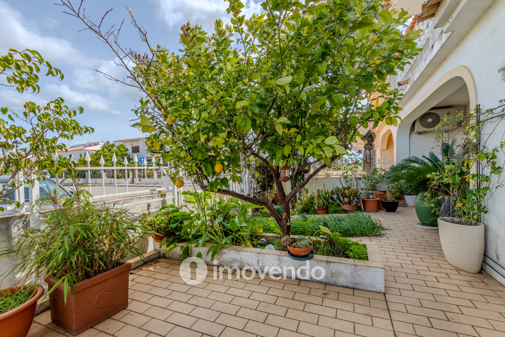 Moradia T4, com áreas amplas e jardim, em Faro