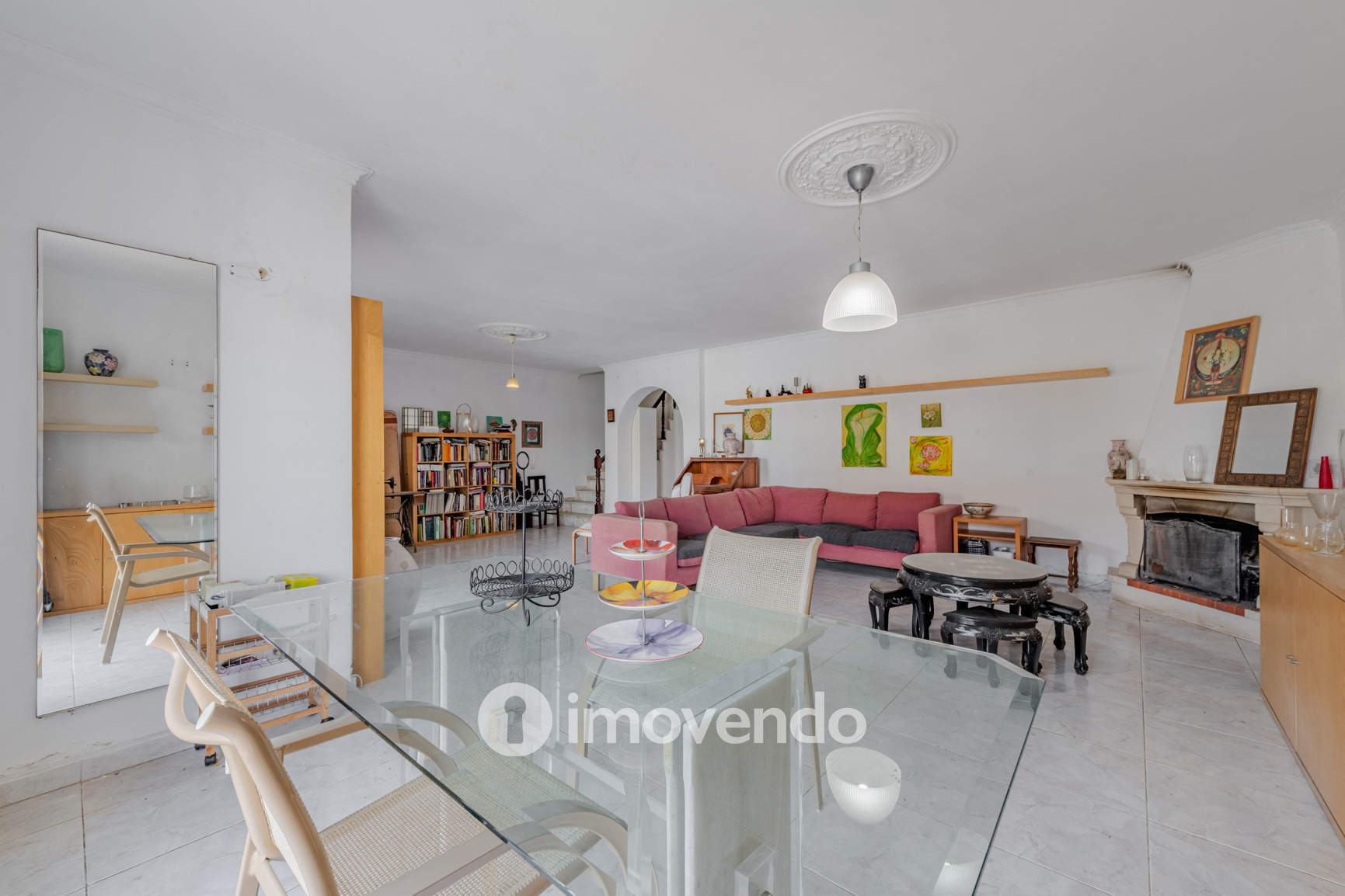 Moradia T4, com áreas amplas e jardim, em Faro