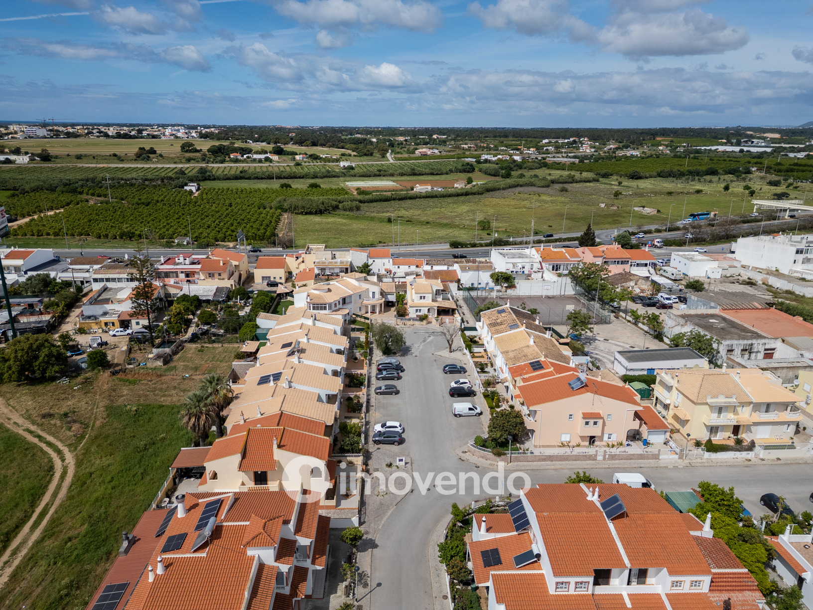 Moradia T4, com áreas amplas e jardim, em Faro
