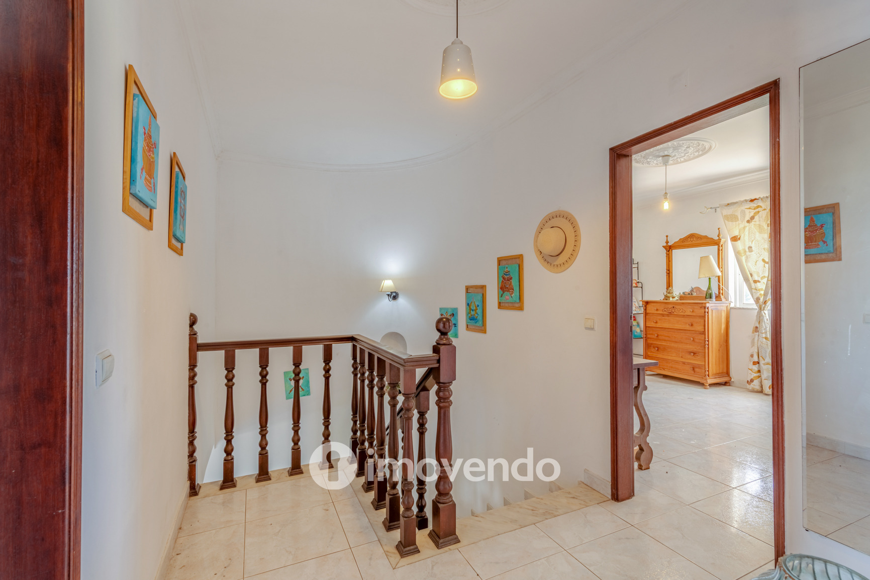 Moradia T4, com áreas amplas e jardim, em Faro