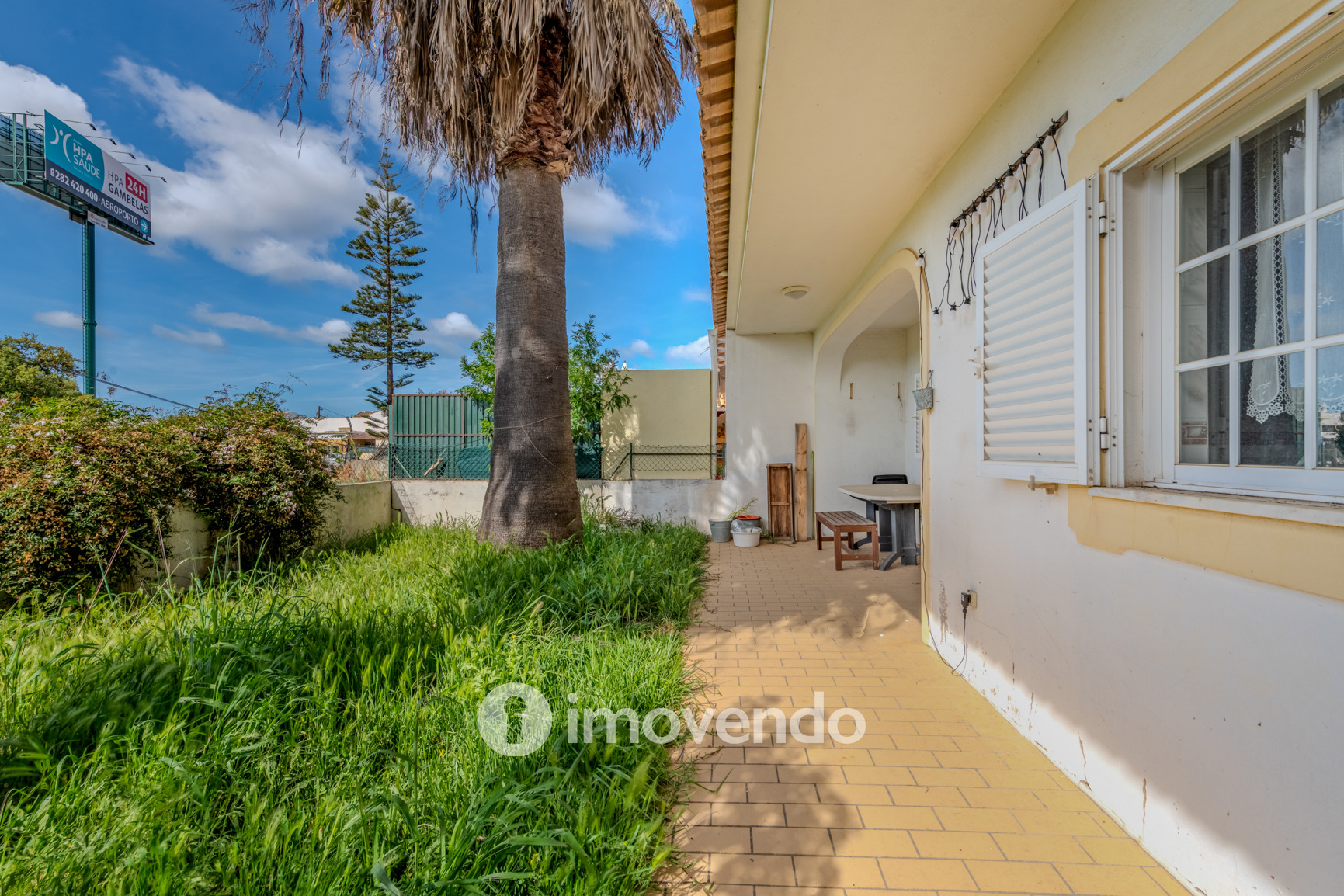Moradia T4, com áreas amplas e jardim, em Faro
