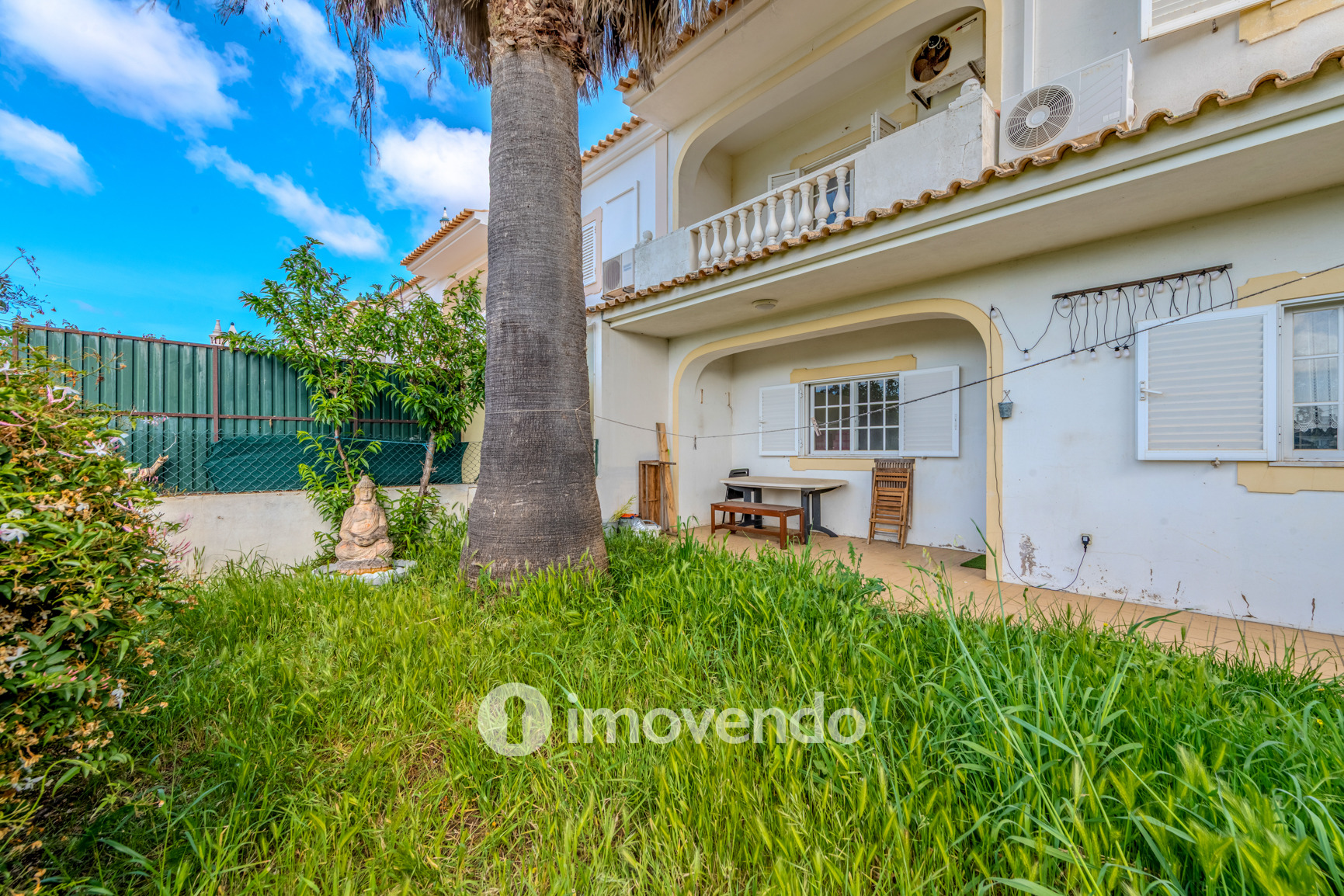Moradia T4, com áreas amplas e jardim, em Faro