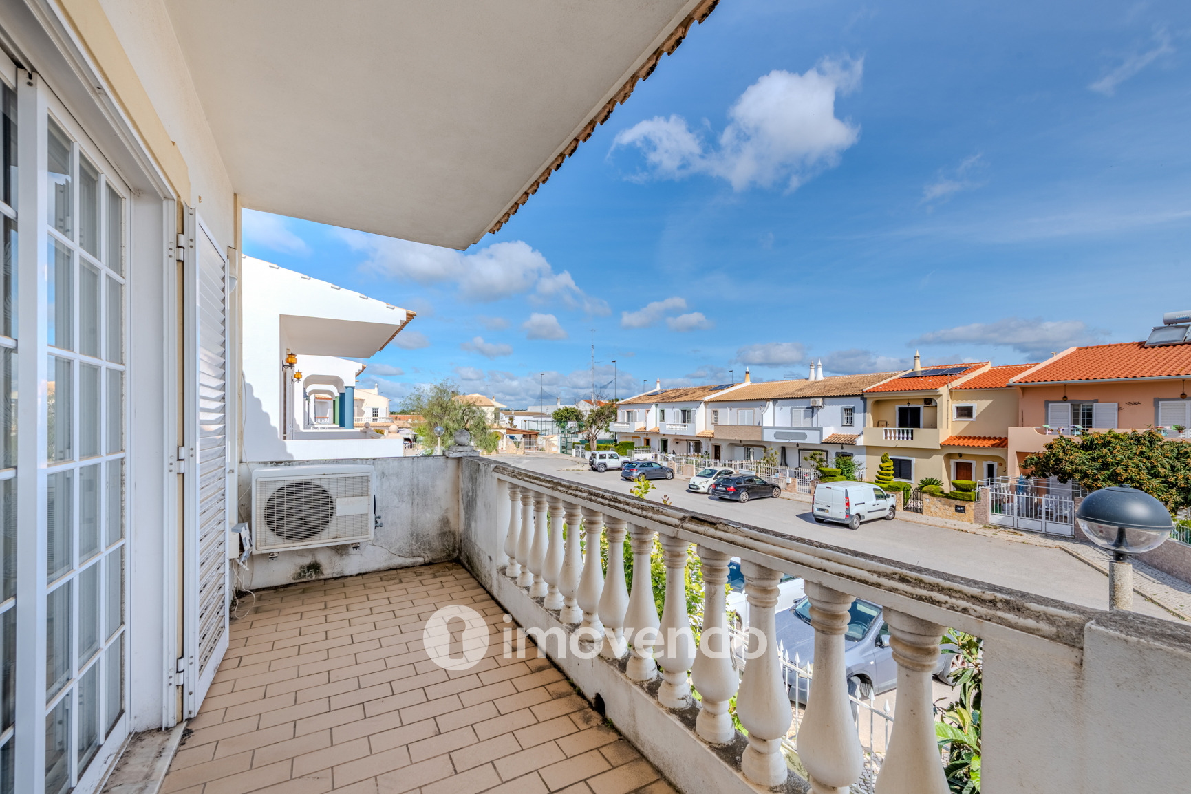 Moradia T4, com áreas amplas e jardim, em Faro