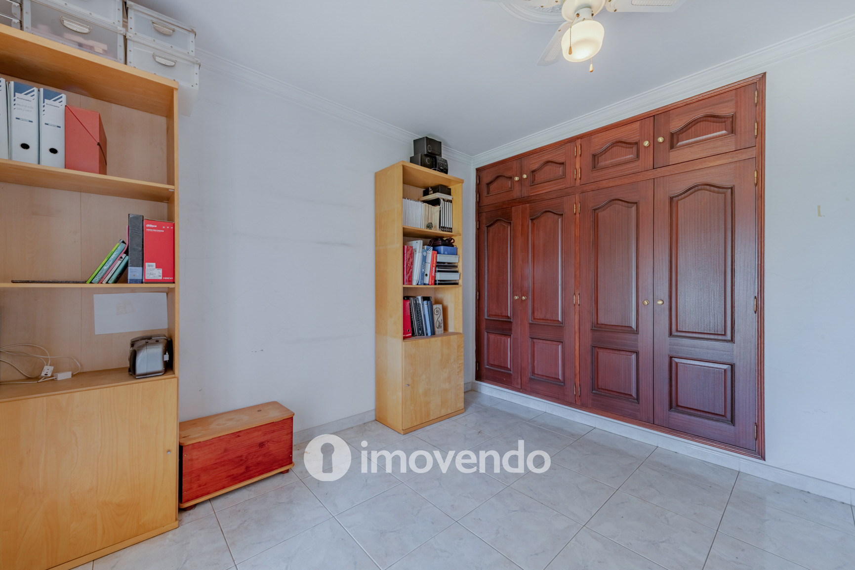 Moradia T4, com áreas amplas e jardim, em Faro