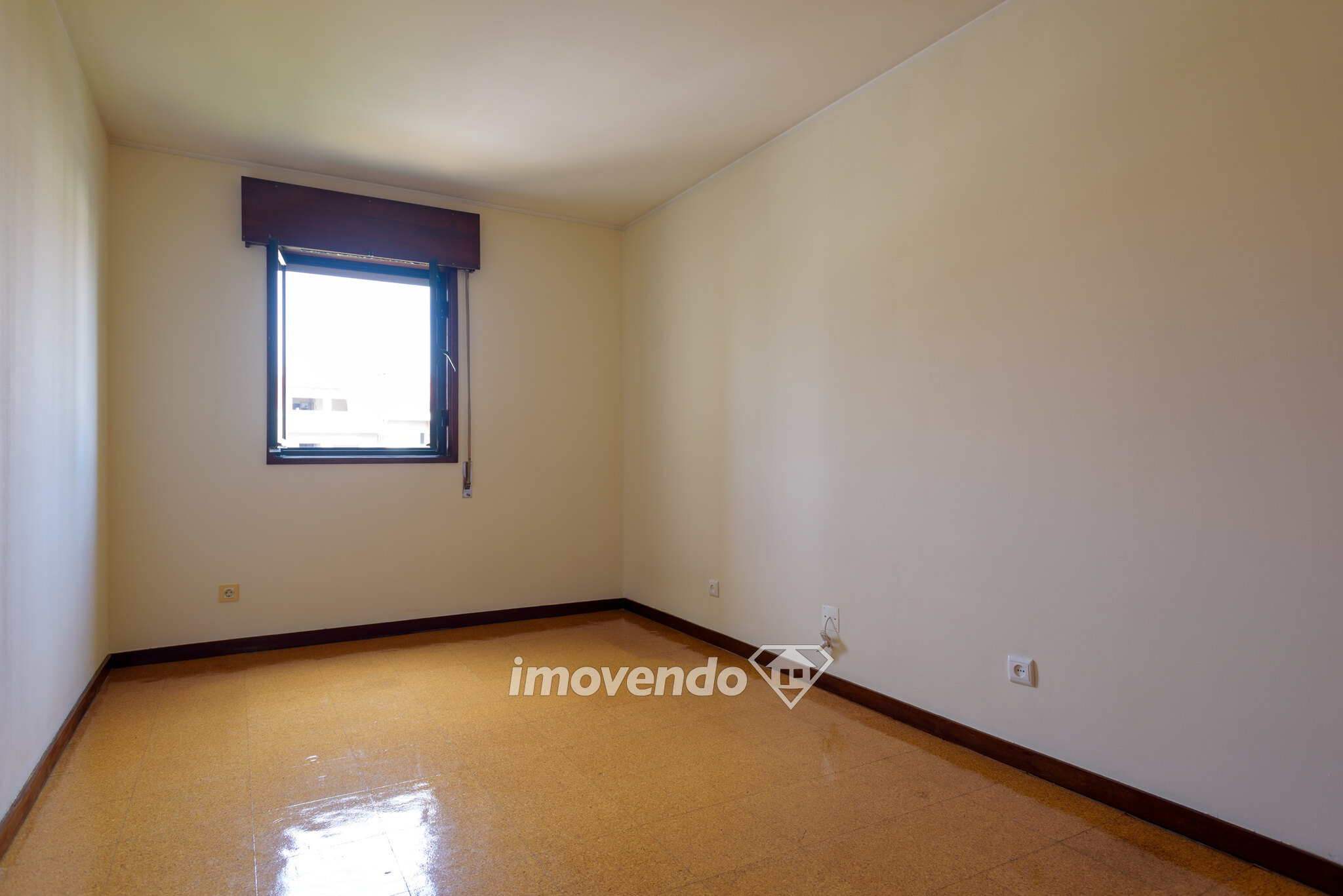 Apartamento T3 pronto a habitar, com estacionamento, no Porto