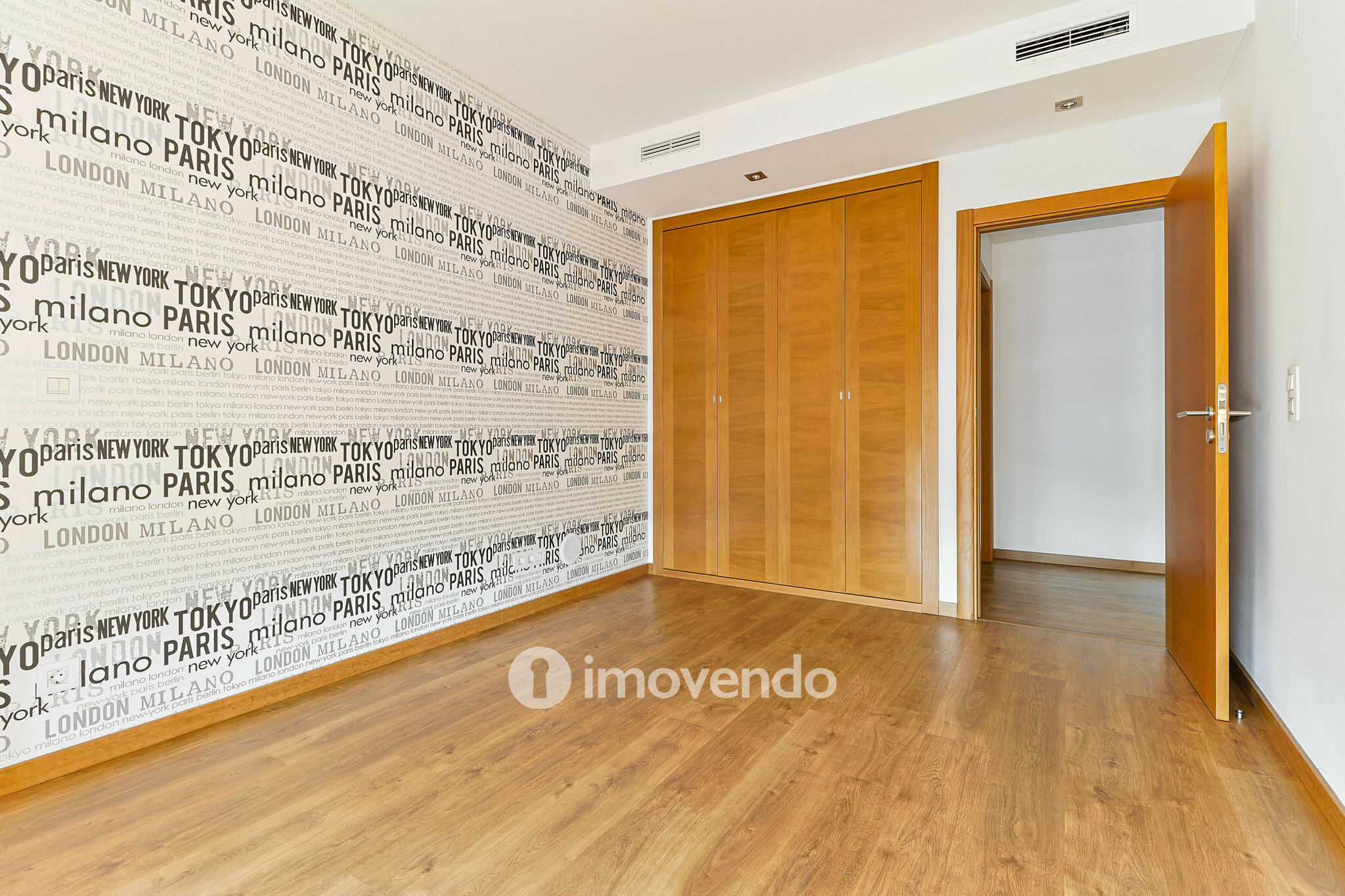 Apartamento T4 com garagem, nos Terraços da Ponte, em Sacavém