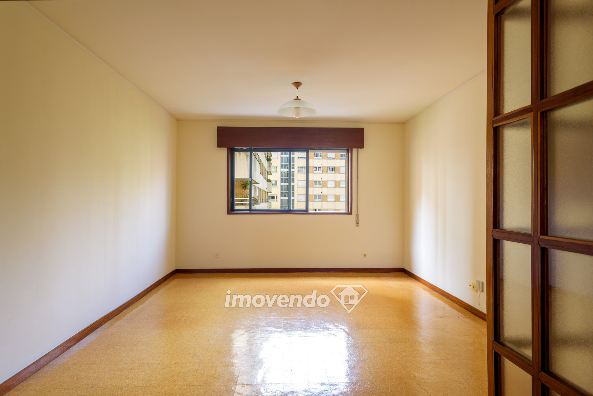 Apartamento T3 pronto a habitar, com estacionamento, no Porto