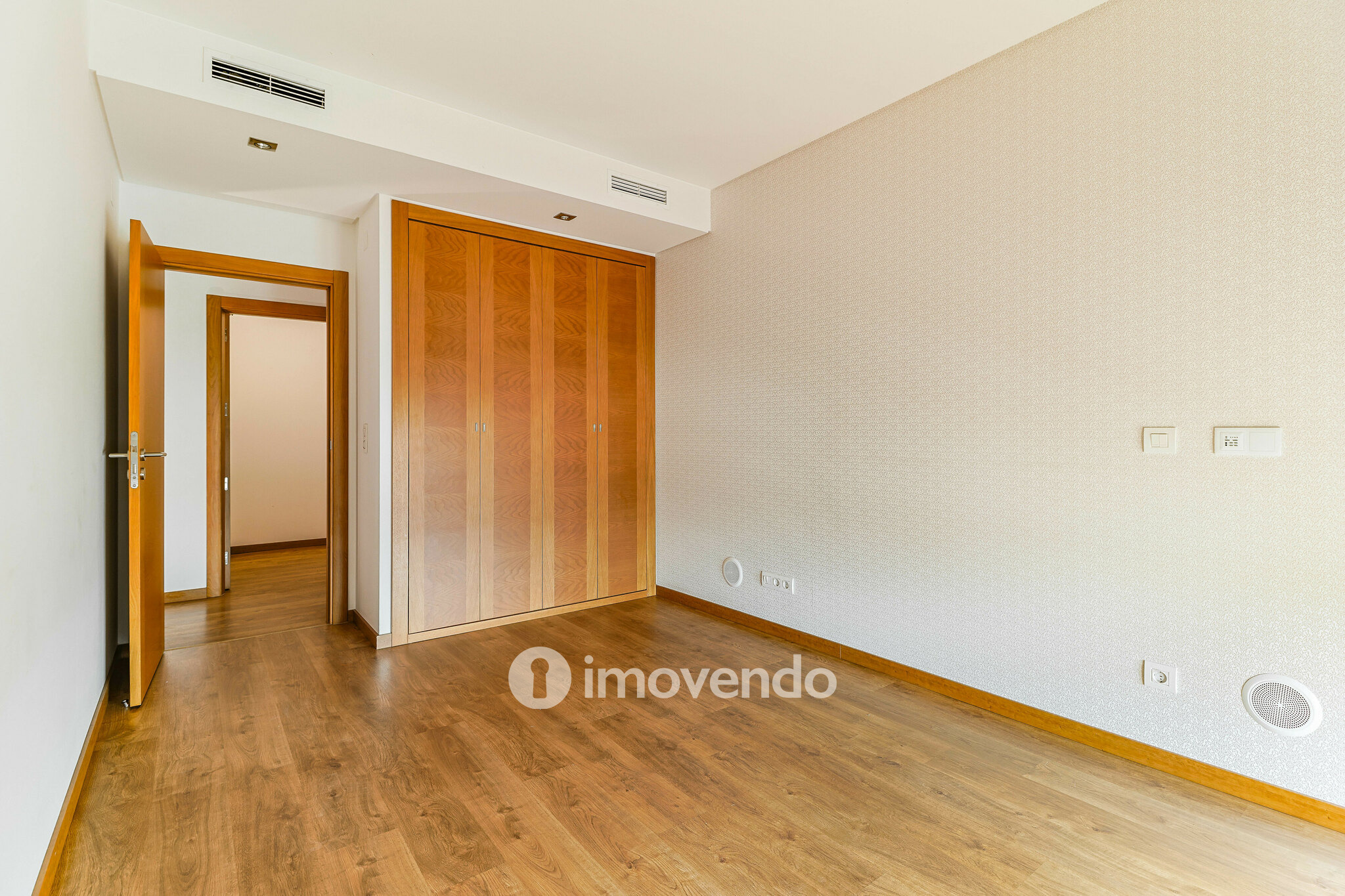 Apartamento T4 com garagem, nos Terraços da Ponte, em Sacavém