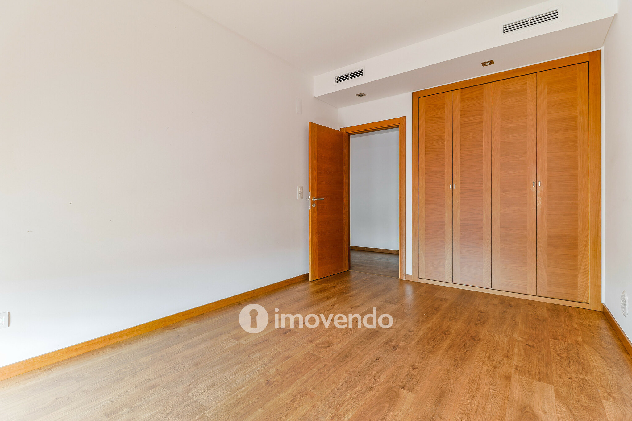 Apartamento T4 com garagem, nos Terraços da Ponte, em Sacavém