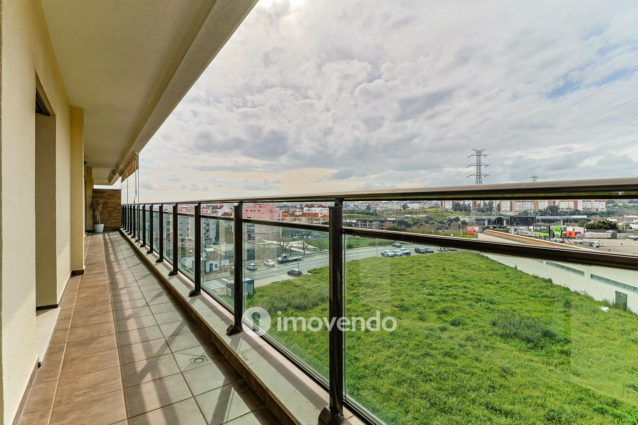Apartamento T4 com garagem, nos Terraços da Ponte, em Sacavém