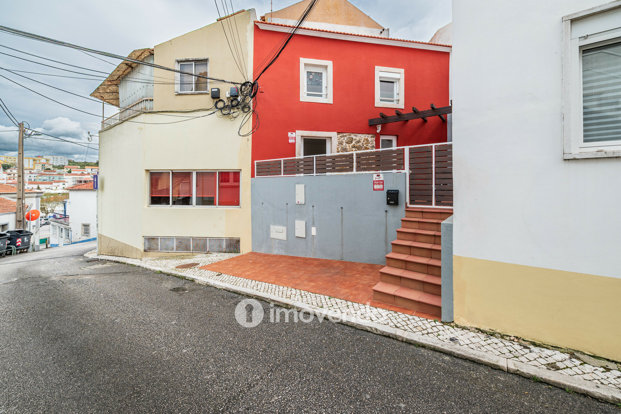 Moradia T2 totalmente remodelada, com estacionamento, em Bucelas