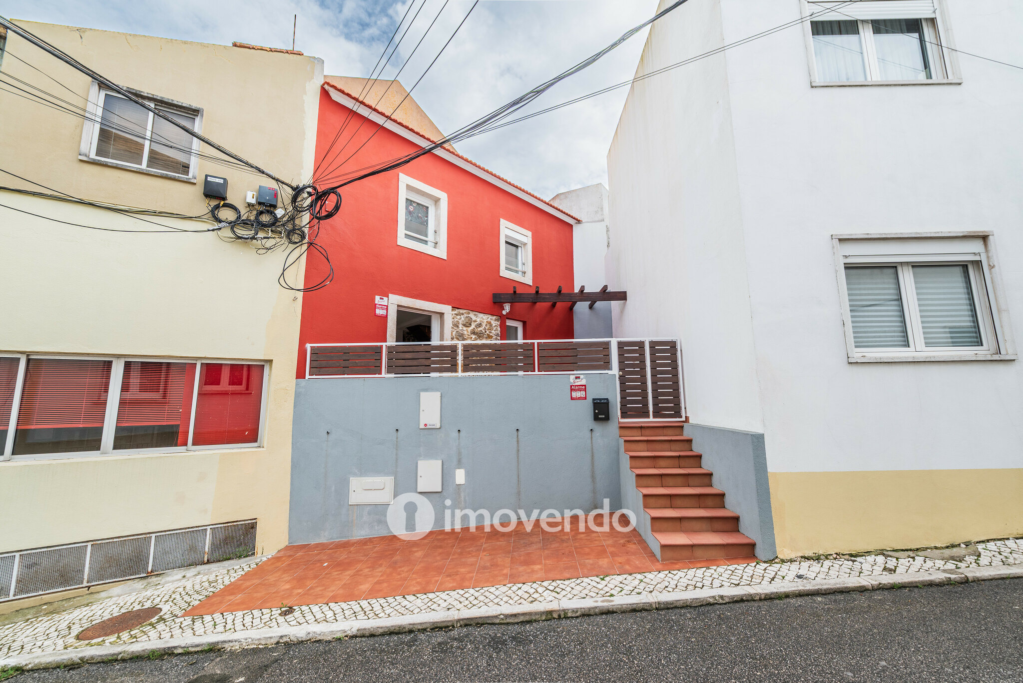 Moradia T2 totalmente remodelada, com estacionamento, em Bucelas