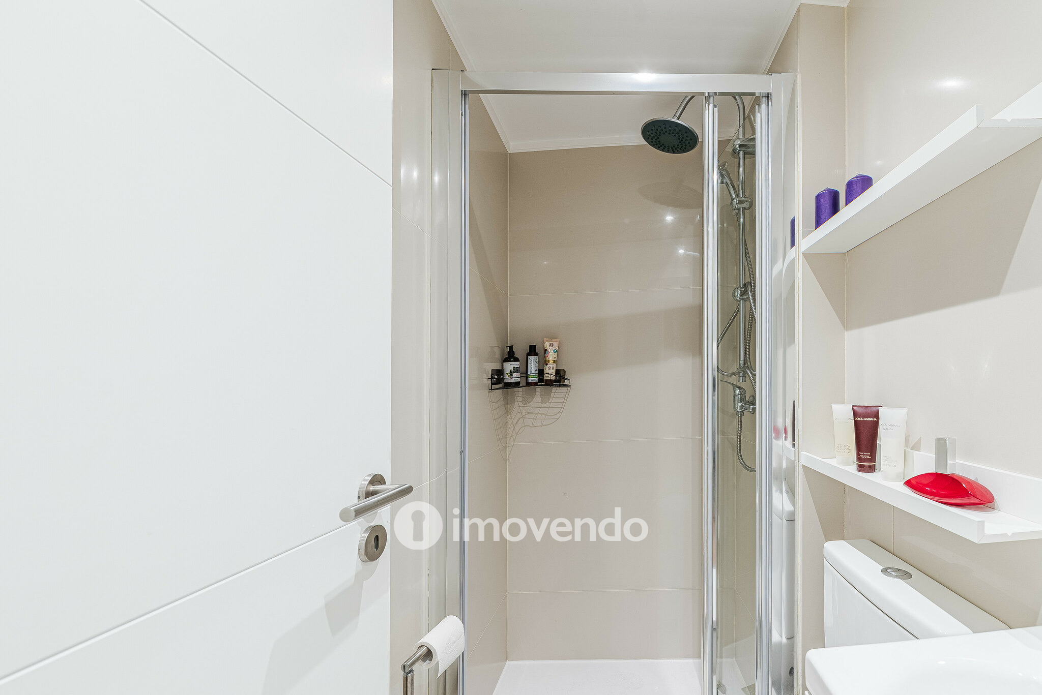 Moradia T2 totalmente remodelada, com estacionamento, em Bucelas