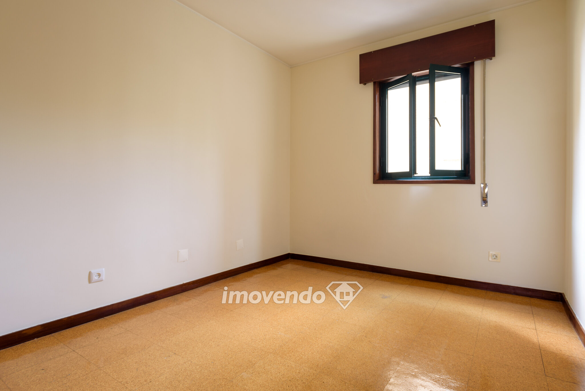 Apartamento T3 pronto a habitar, com estacionamento, no Porto