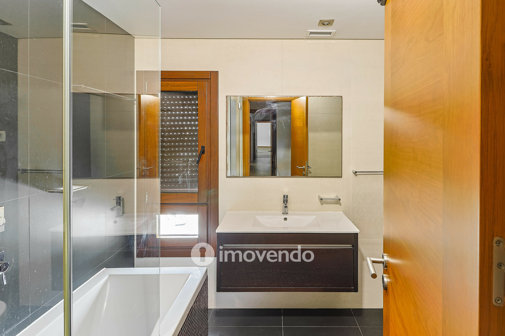 Apartamento T4 com garagem, nos Terraços da Ponte, em Sacavém