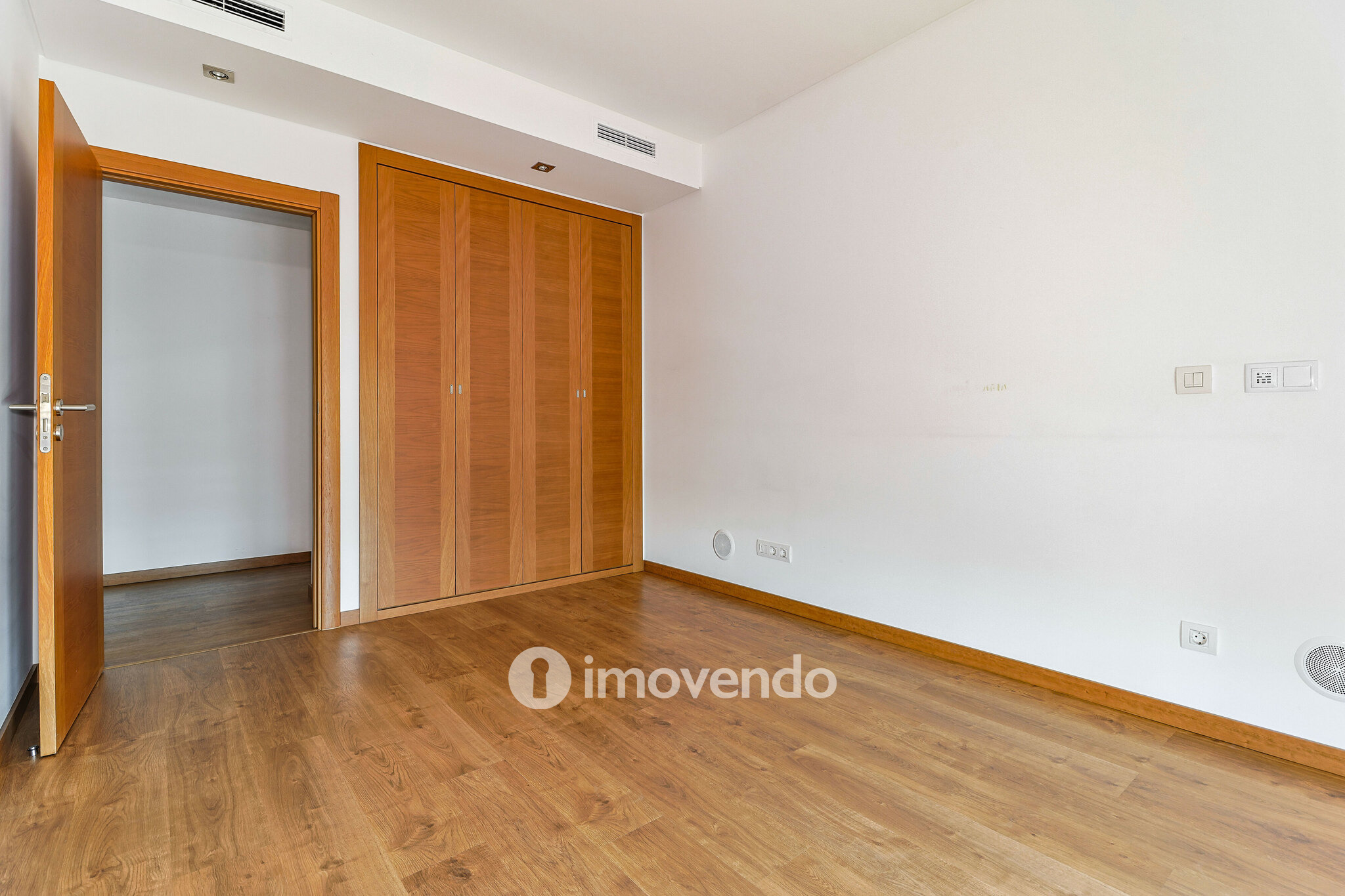 Apartamento T4 com garagem, nos Terraços da Ponte, em Sacavém