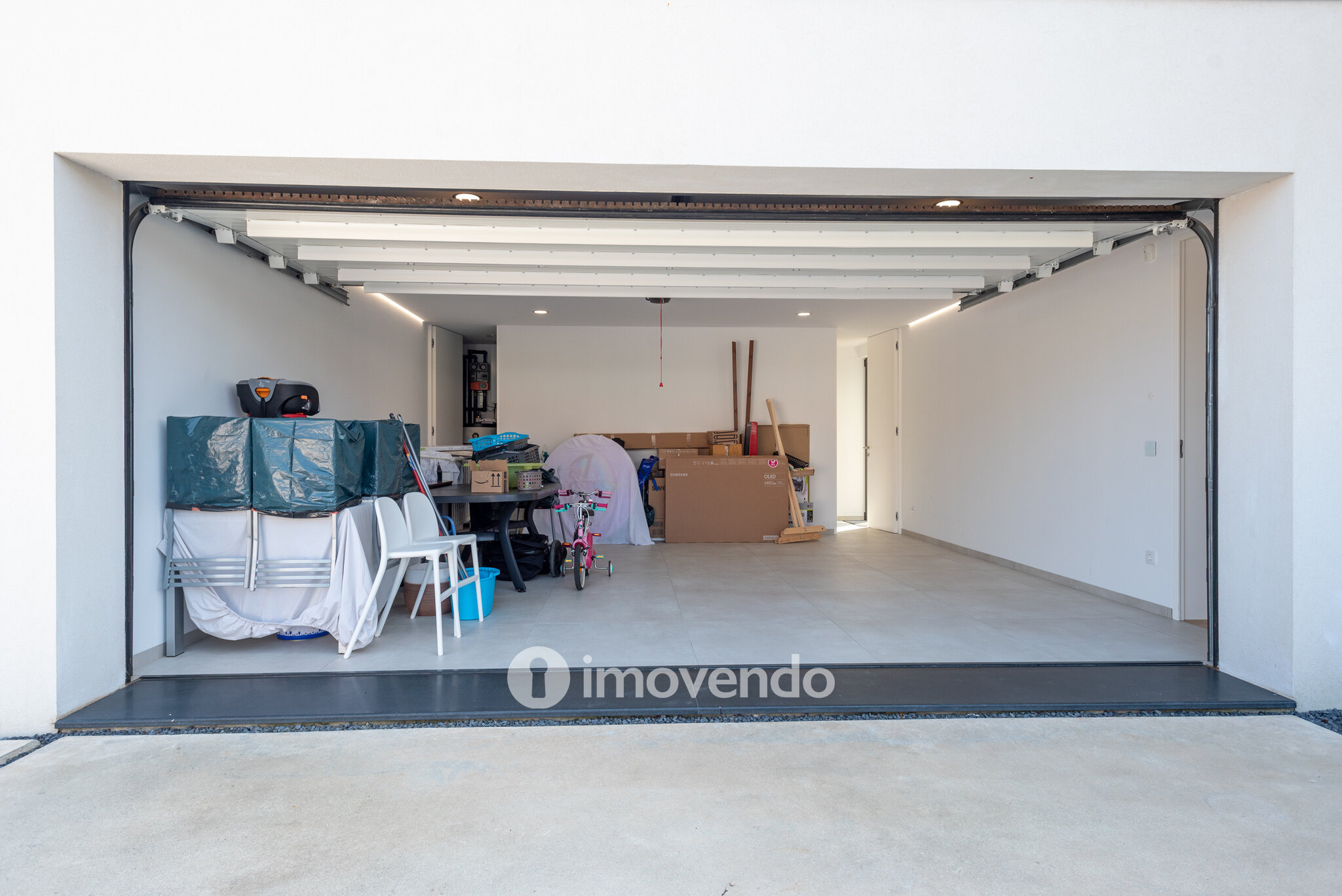 Moradia de luxo T3+1, com garagem e piscina, em São Felix da Marinha