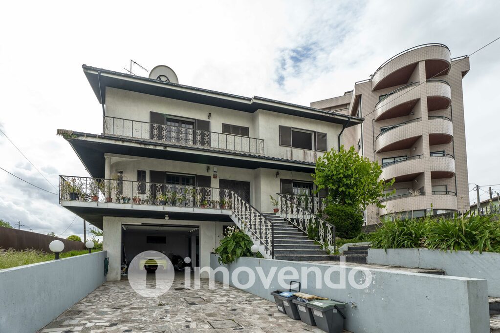 Moradia T4 em Gondomar, Rio Tinto com 1.867 m<sup>2</sup> por 495.000