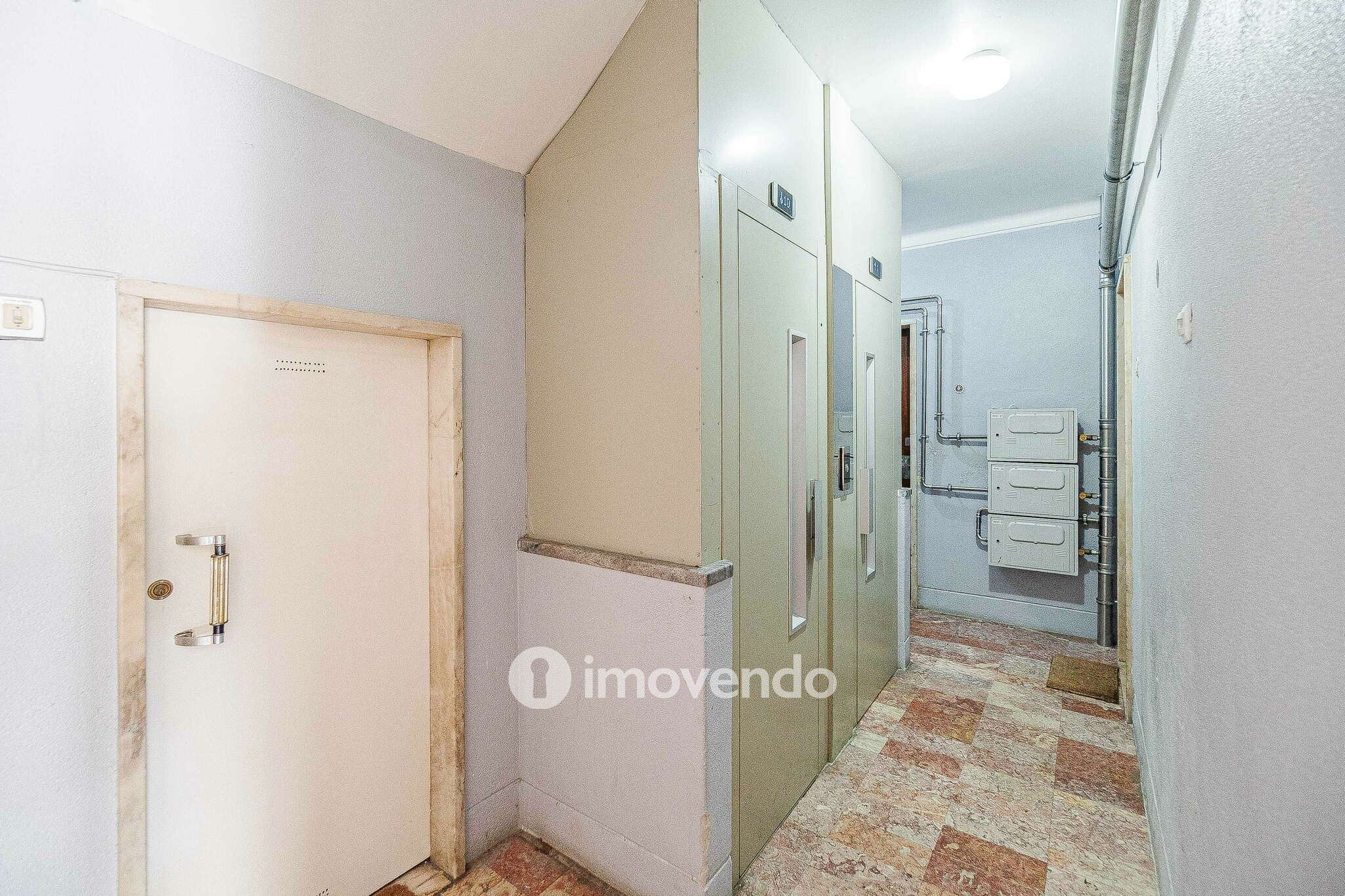 Apartamento T1, totalmente remodelado, na Venda Nova, Amadora