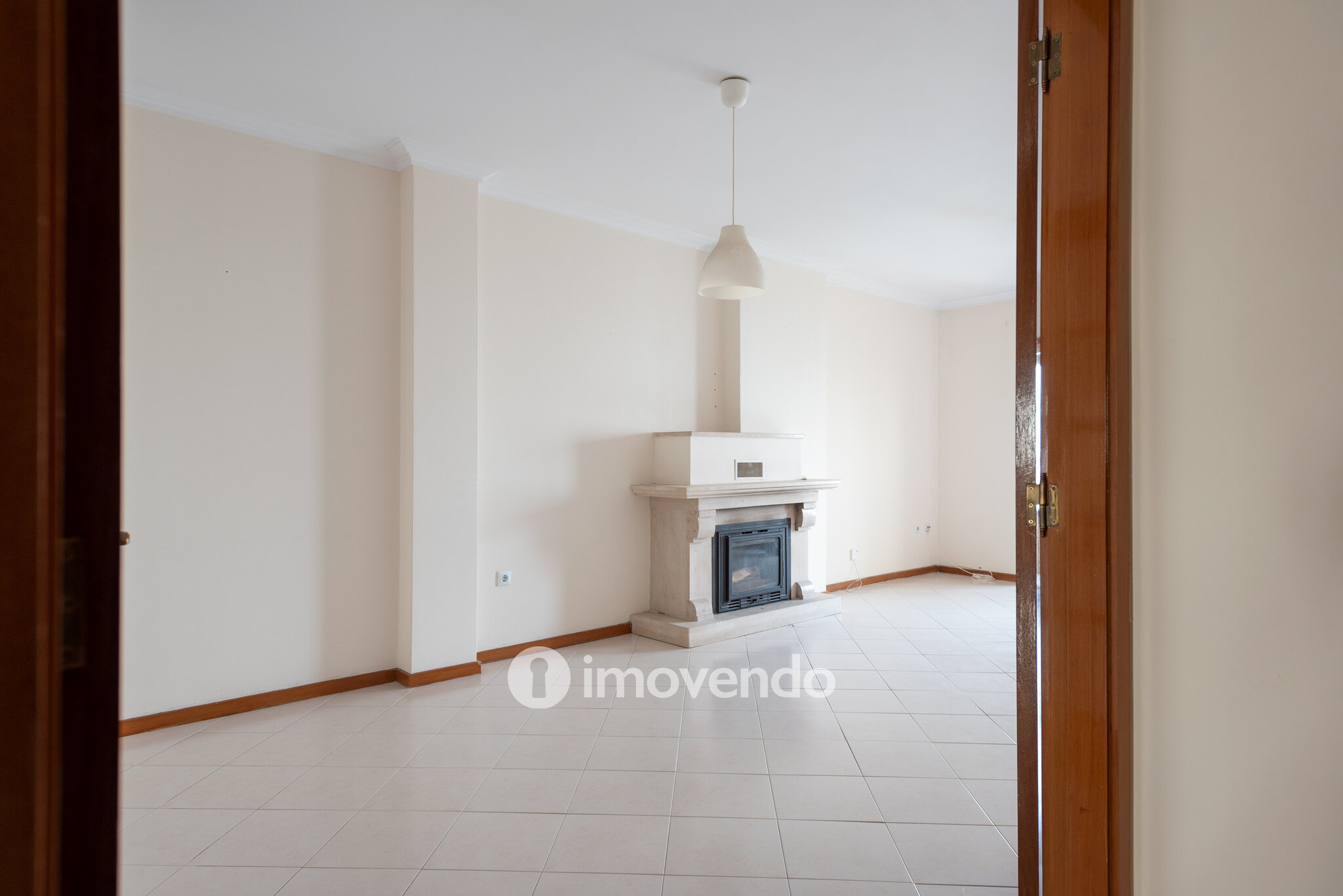 Apartamento T2+1, com garagem e cozinha equipada, em Gaia