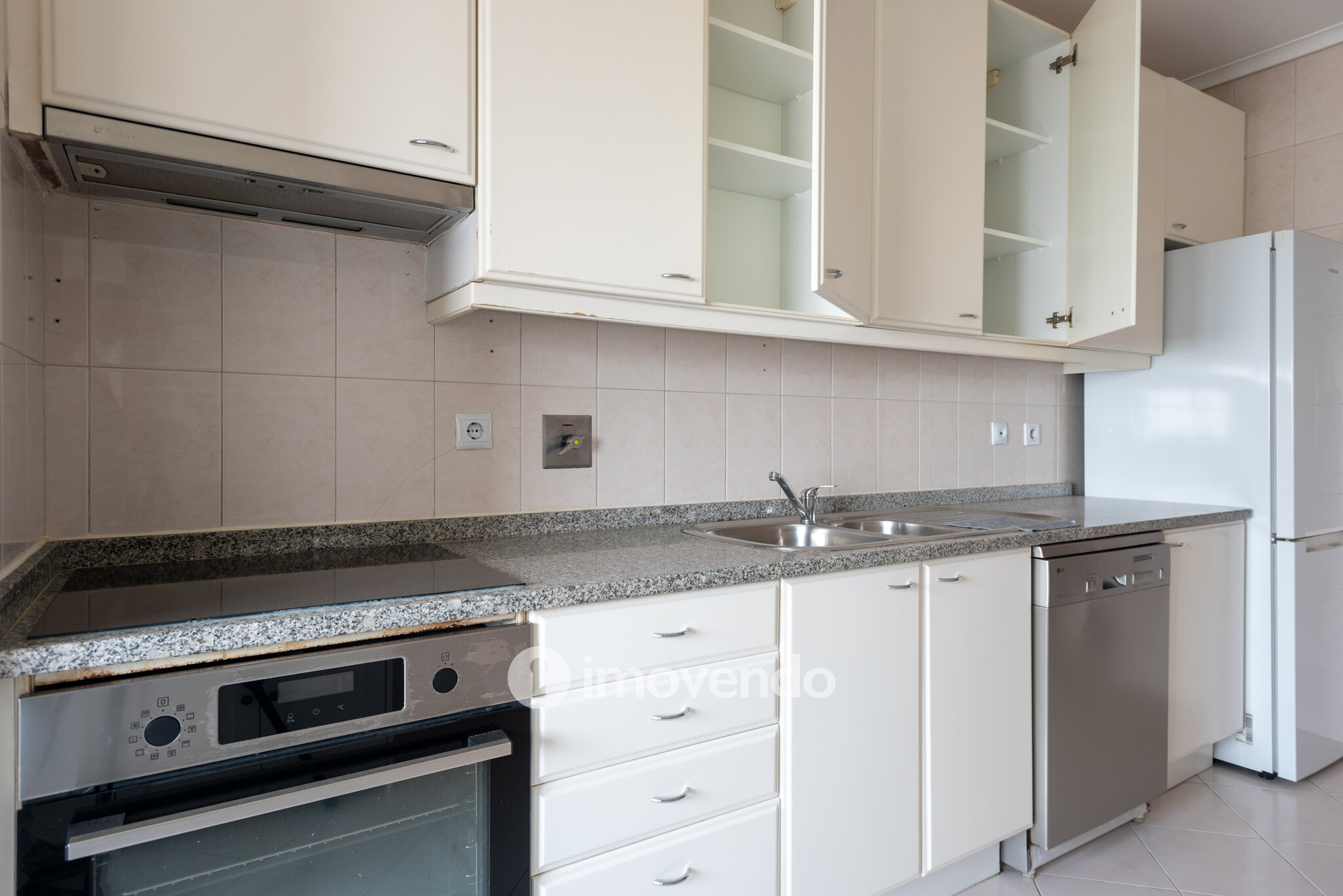 Apartamento T2+1, com garagem e cozinha equipada, em Gaia