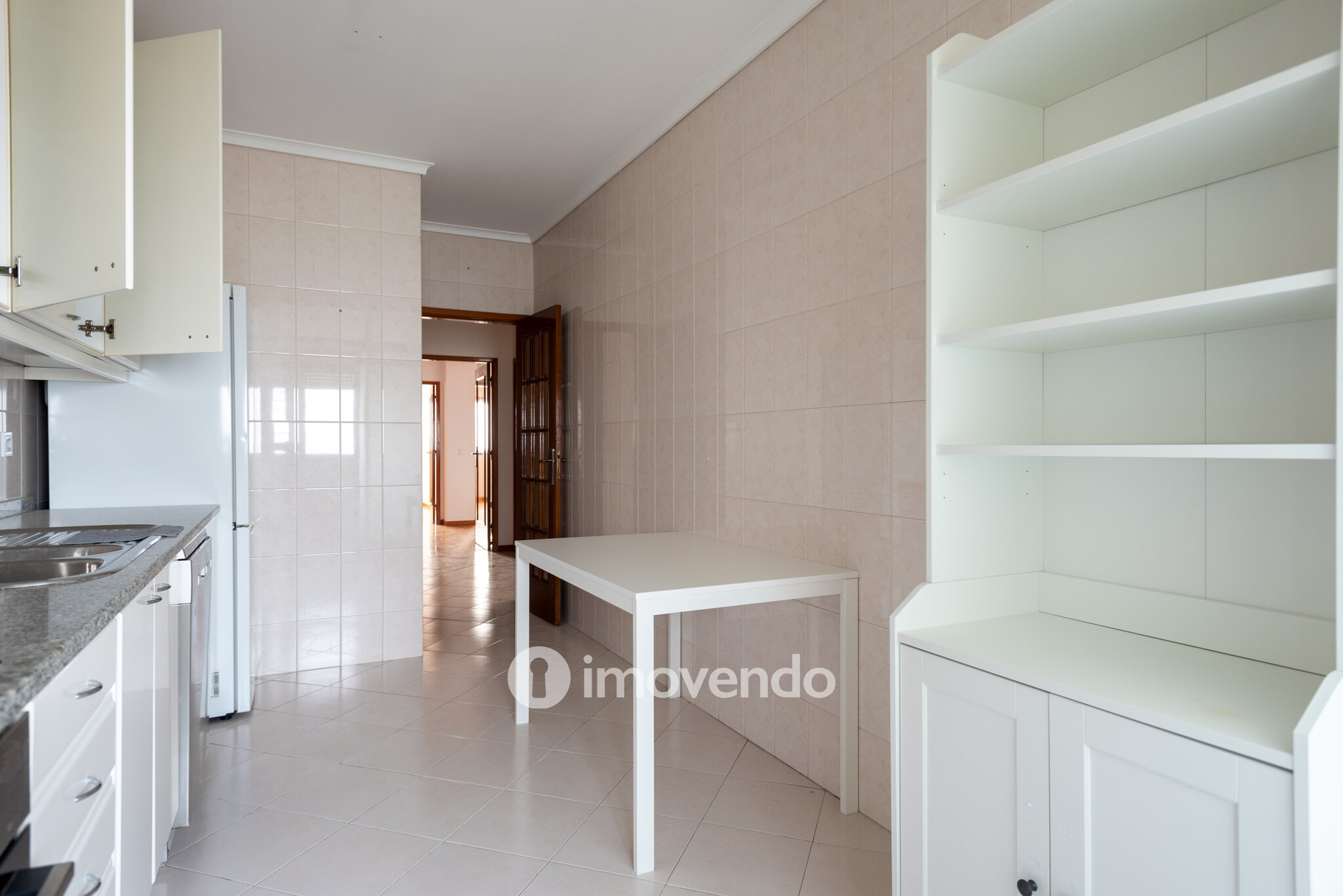 Apartamento T2+1, com garagem e cozinha equipada, em Gaia