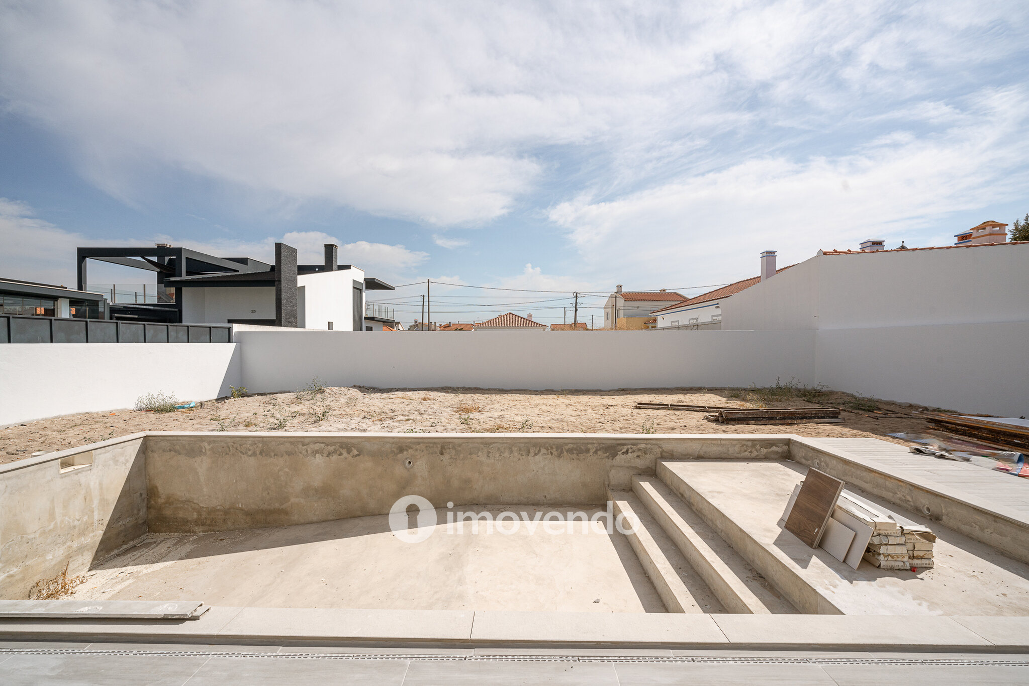 Moradia T4, em fase final de construção, com piscina, em Azeitão