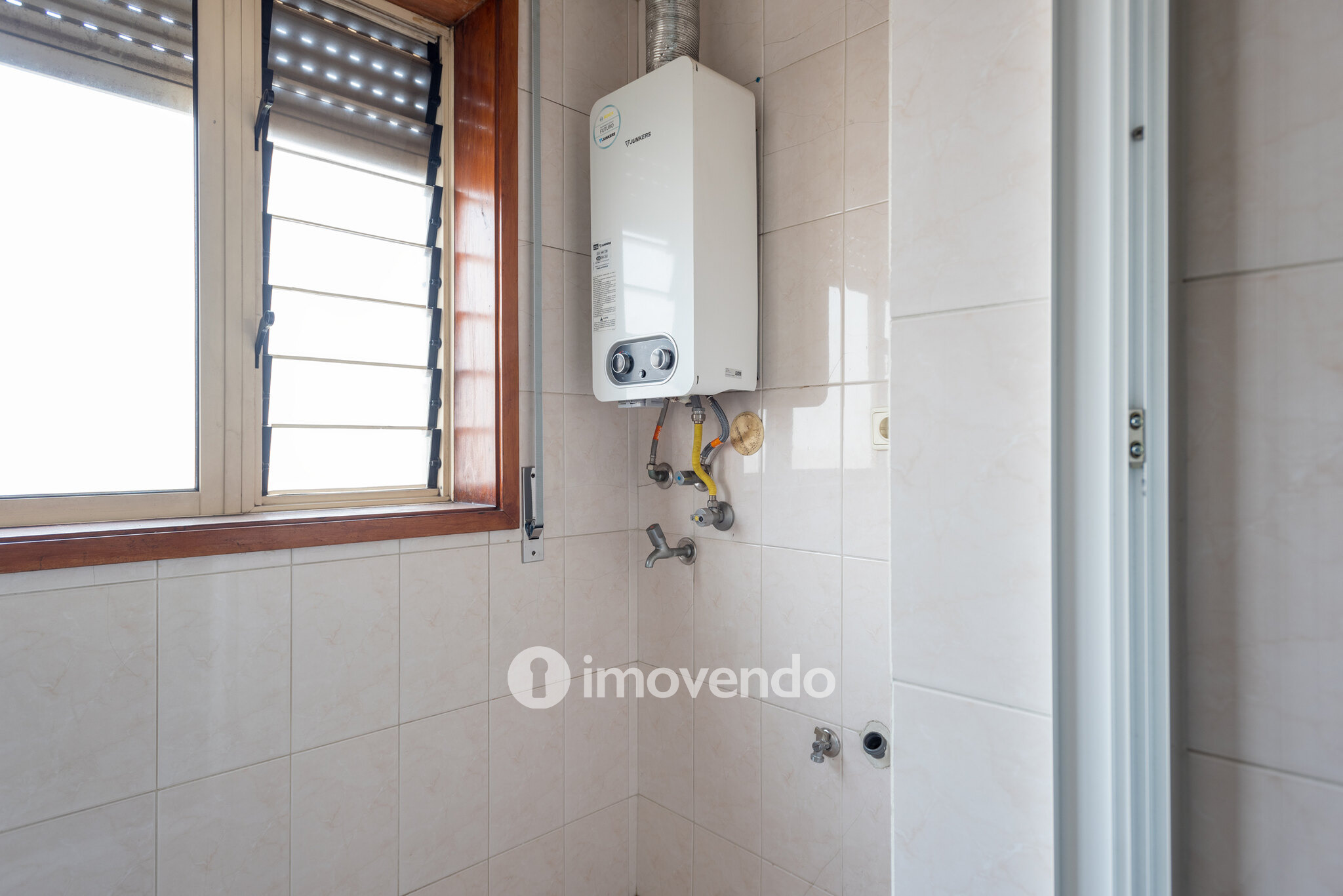 Apartamento T2+1, com garagem e cozinha equipada, em Gaia